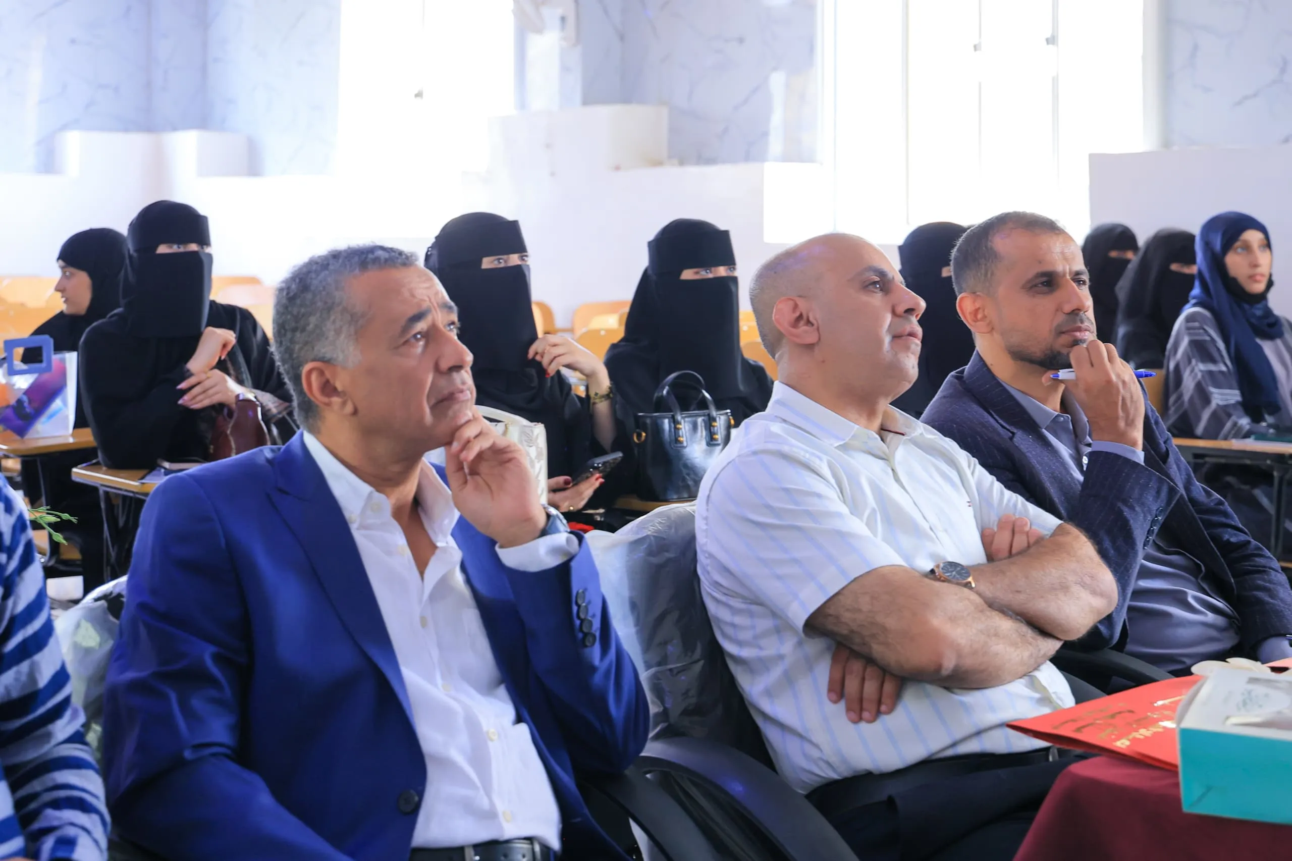 هنا يُصنع المستقبل.. تدشين مناقشات مشاريع التخرج بكلية العلوم الإدارية والمالية للعام الجامعي 2025-2026م