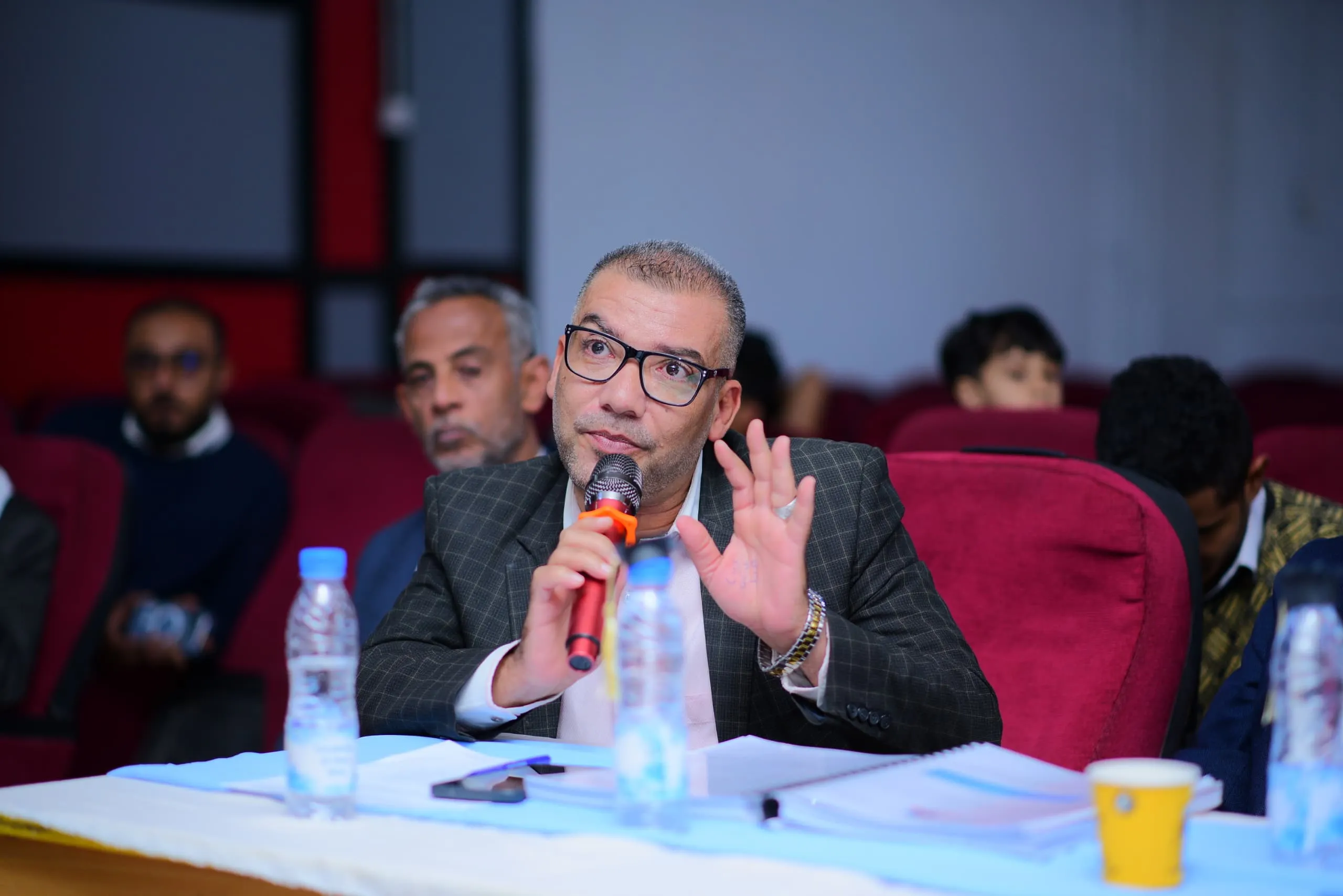 بحث علمي طلابي يكشف أسرار الاحتفاظ بالعملاء.. مناقشة مشروع تخرج متميز في كلية العلوم الإدارية والمالية