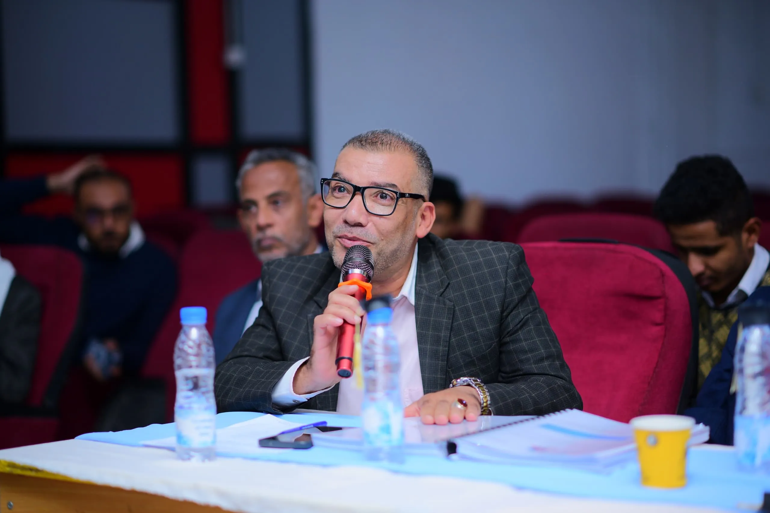 بحث علمي طلابي يكشف أسرار الاحتفاظ بالعملاء.. مناقشة مشروع تخرج متميز في كلية العلوم الإدارية والمالية