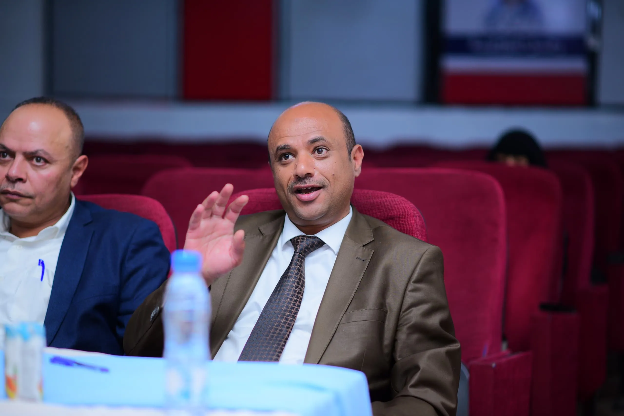 بحث علمي طلابي يكشف أسرار الاحتفاظ بالعملاء.. مناقشة مشروع تخرج متميز في كلية العلوم الإدارية والمالية