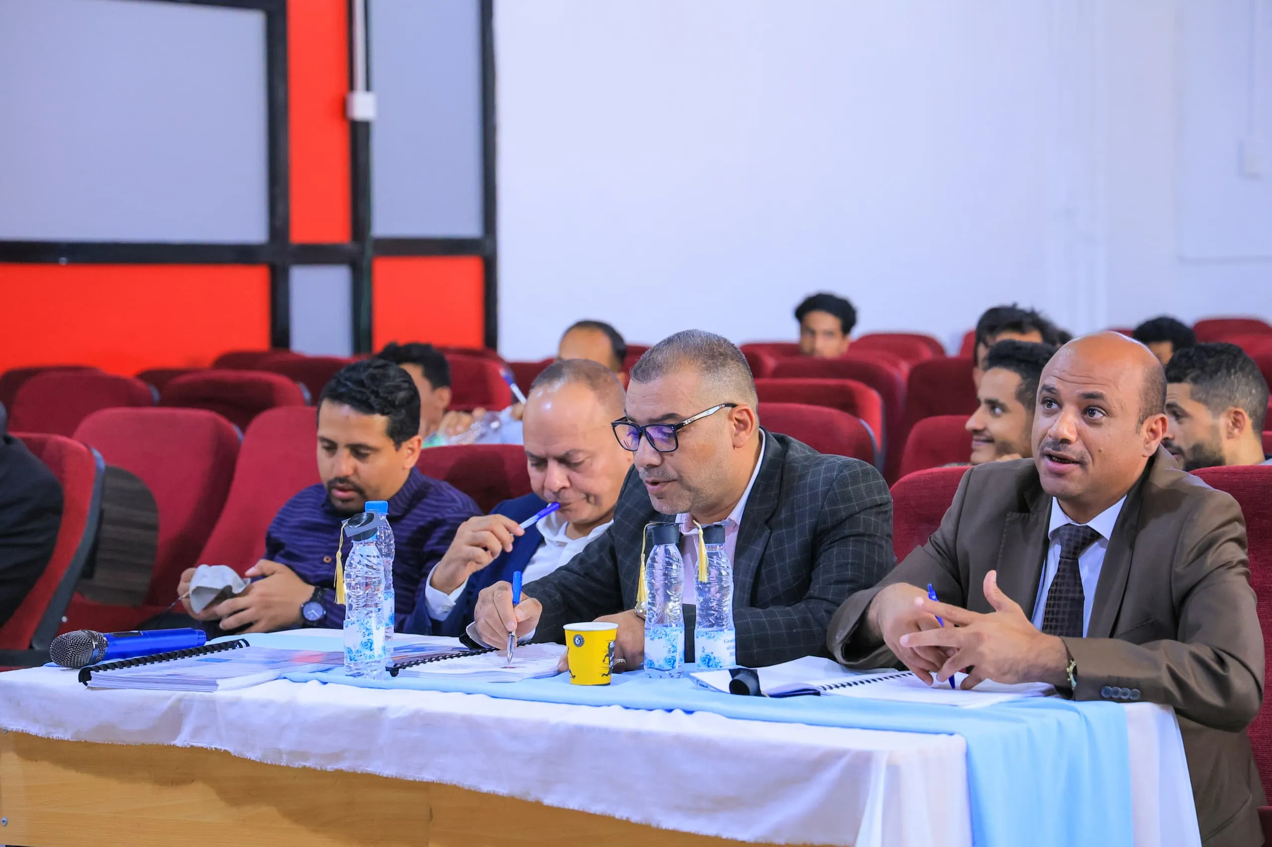 بحث علمي طلابي يكشف أسرار الاحتفاظ بالعملاء.. مناقشة مشروع تخرج متميز في كلية العلوم الإدارية والمالية