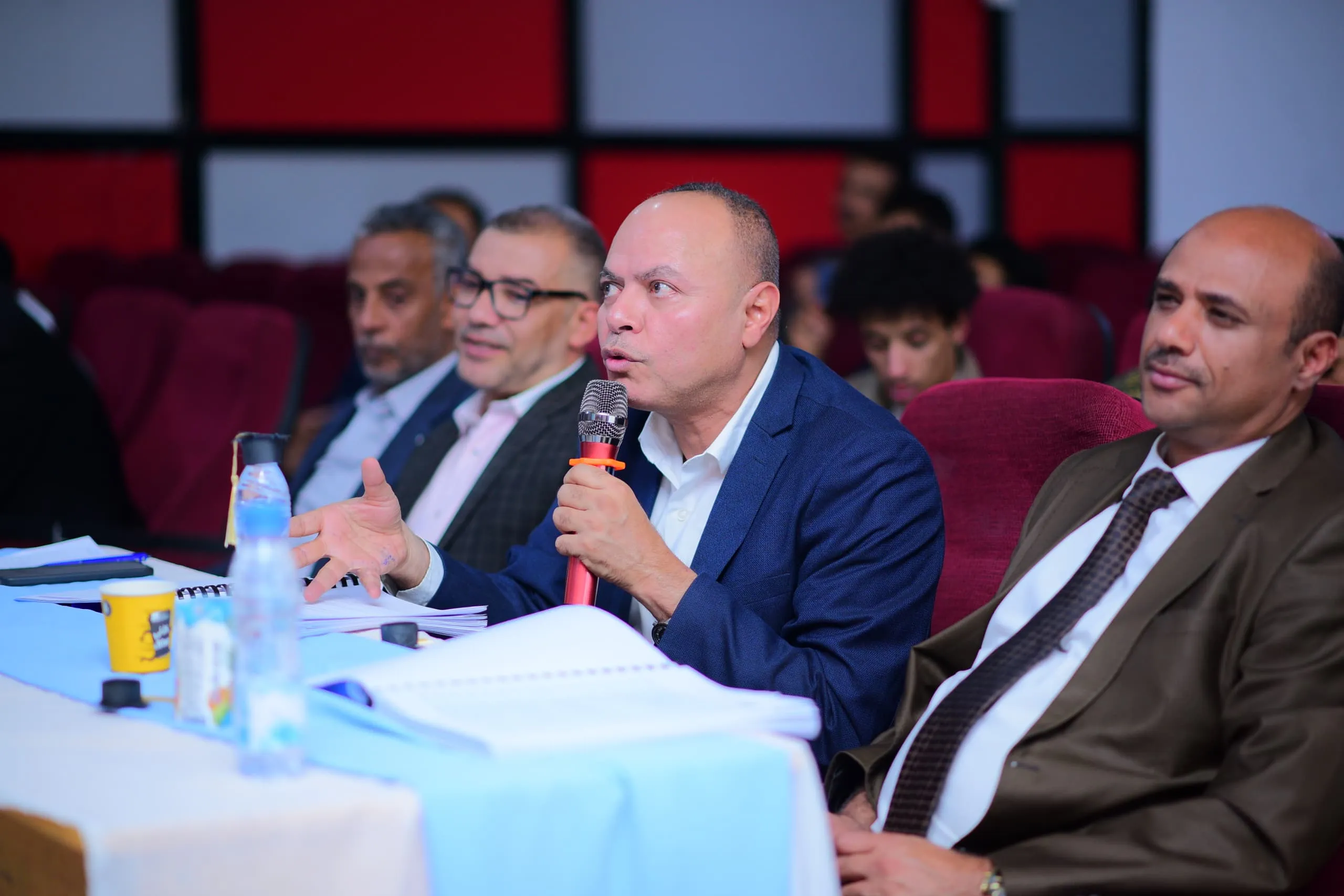 بحث علمي طلابي يكشف أسرار الاحتفاظ بالعملاء.. مناقشة مشروع تخرج متميز في كلية العلوم الإدارية والمالية