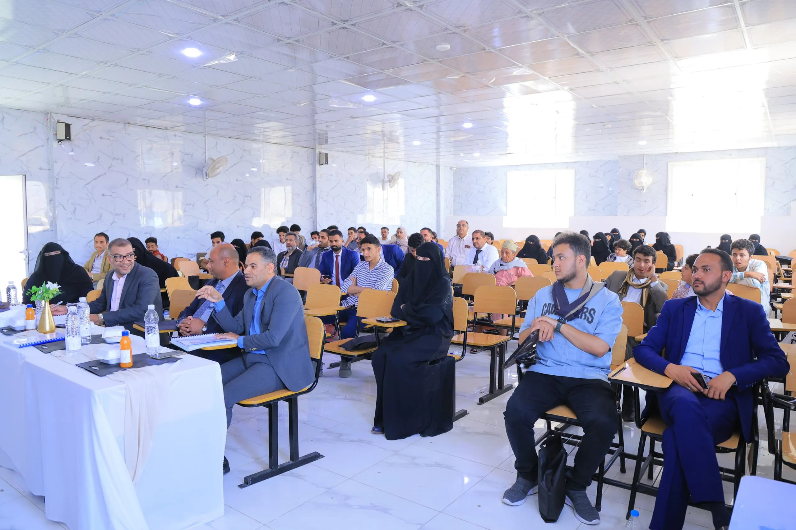 مشروع تخرج نوعي يكشف أثر القيادة المستدامة في تعزيز المناعة التنظيمية داخل القطاع المصرفي