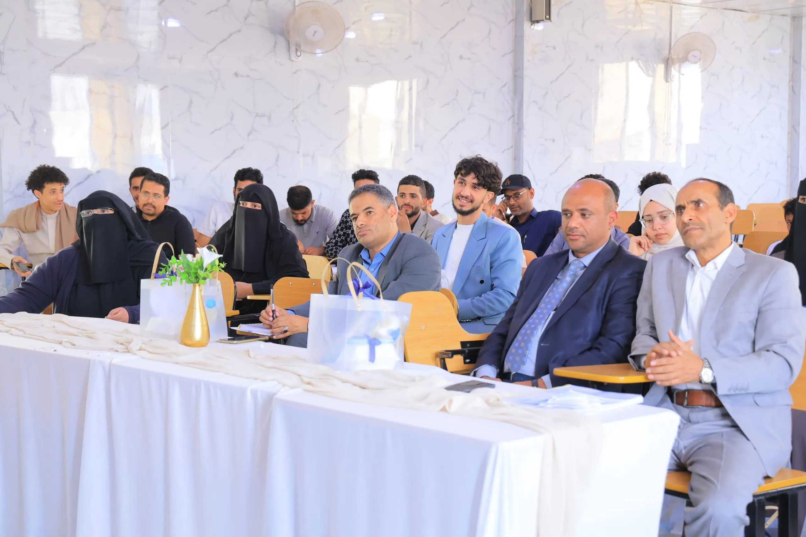 مشروع تخرج نوعي يكشف أثر القيادة المستدامة في تعزيز المناعة التنظيمية داخل القطاع المصرفي