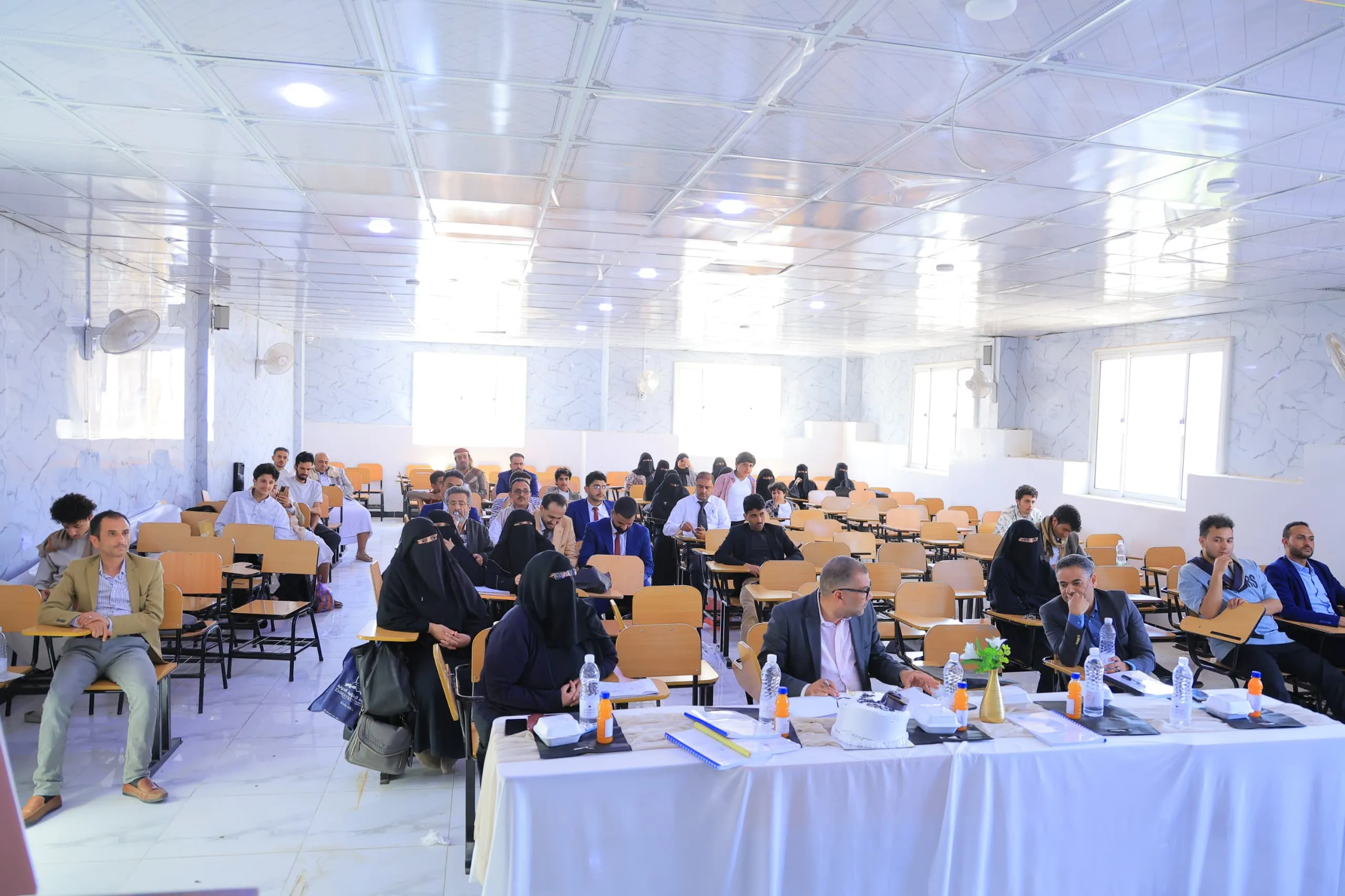 مشروع تخرج نوعي يكشف أثر القيادة المستدامة في تعزيز المناعة التنظيمية داخل القطاع المصرفي