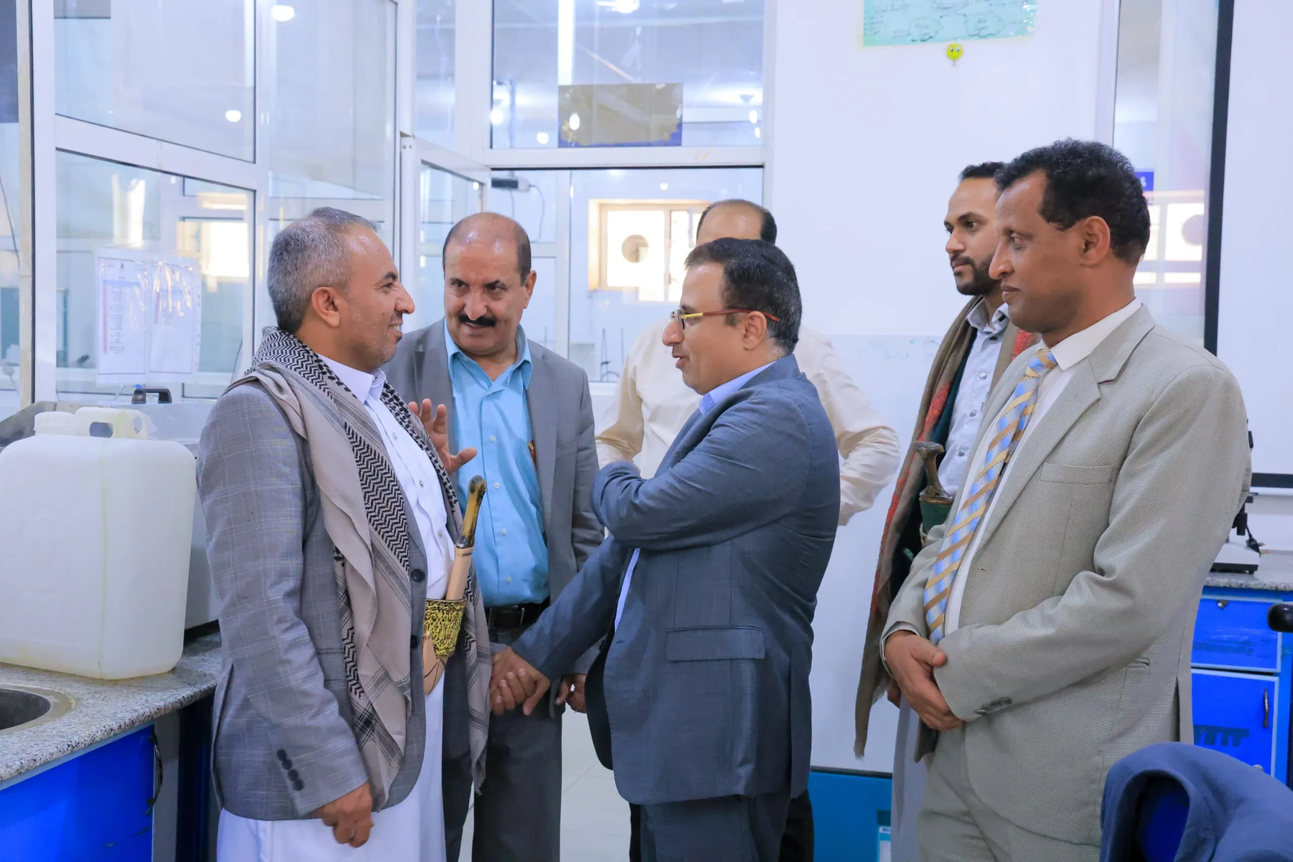 زيارة نوعية تعكس التميز الأكاديمي.. وزير الخدمة المدنية يطّلع على أحدث معامل الجامعة الإماراتية الدولية