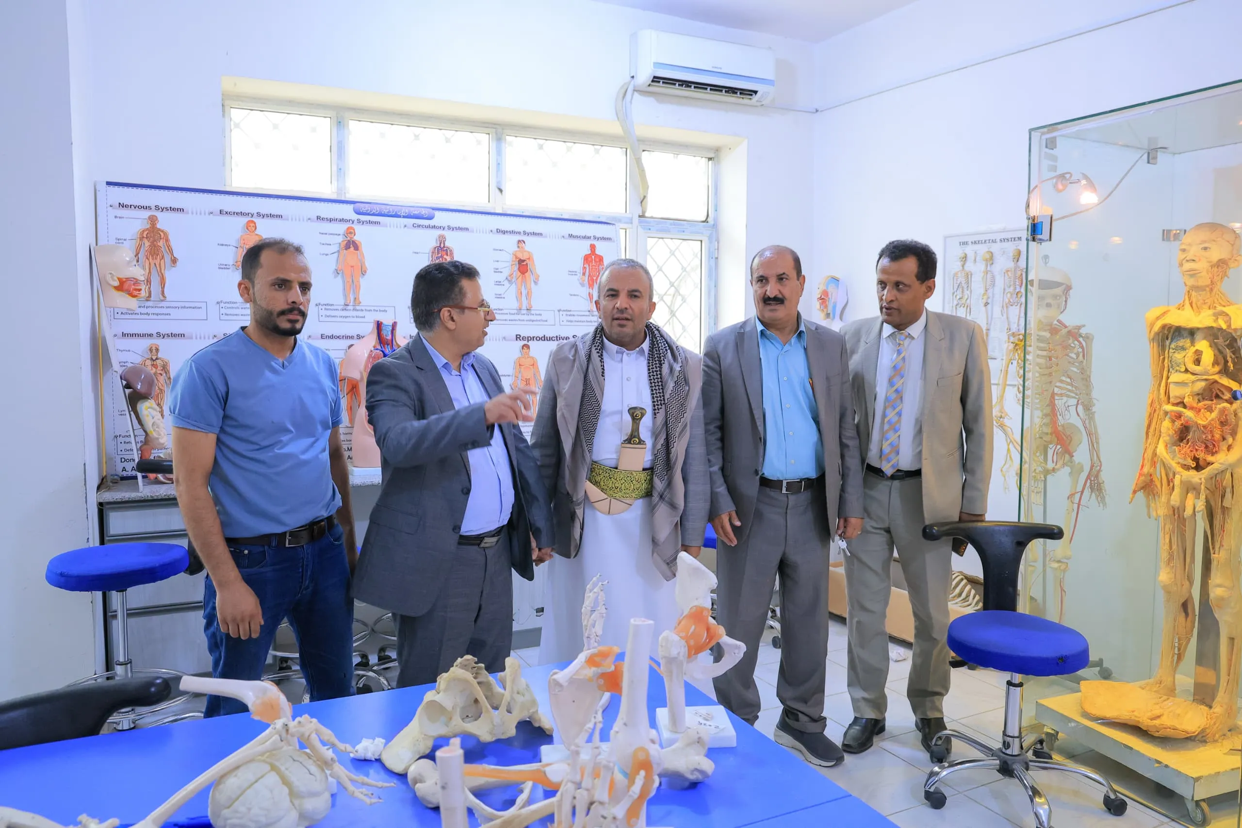 زيارة نوعية تعكس التميز الأكاديمي.. وزير الخدمة المدنية يطّلع على أحدث معامل الجامعة الإماراتية الدولية