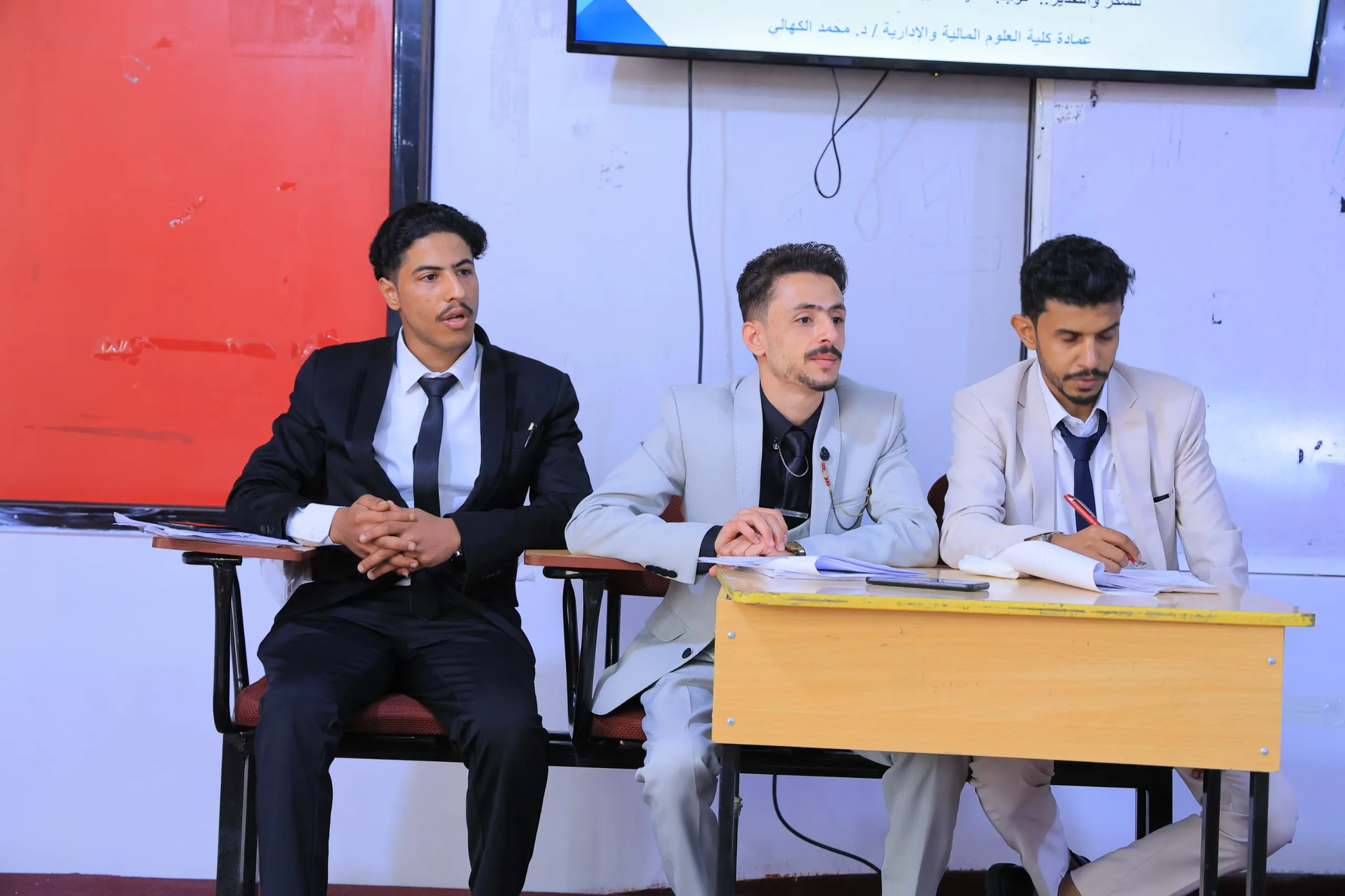 المرونة تصنع التميز: مشروع تخرج نوعي يكشف أسرار الارتقاء بالأداء المؤسسي في الجامعة الإماراتية الدولية