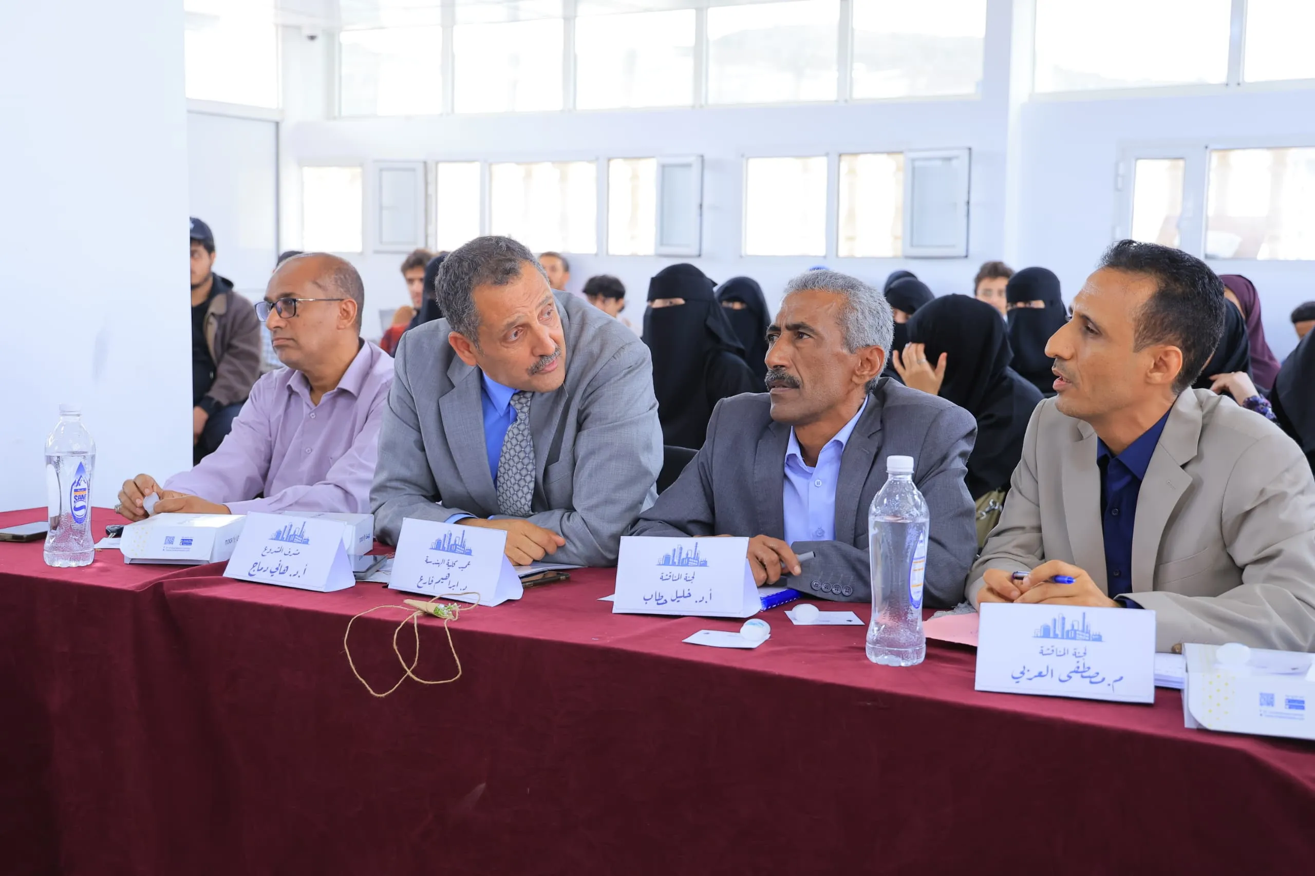 من مخلفات النفط إلى منتج دوائي تجميلي عالي القيمة.. طالبات الهندسة الكيميائية يبتكرن مشروعاً نوعياً لإنتاج الفازلين بمعايير عالمية