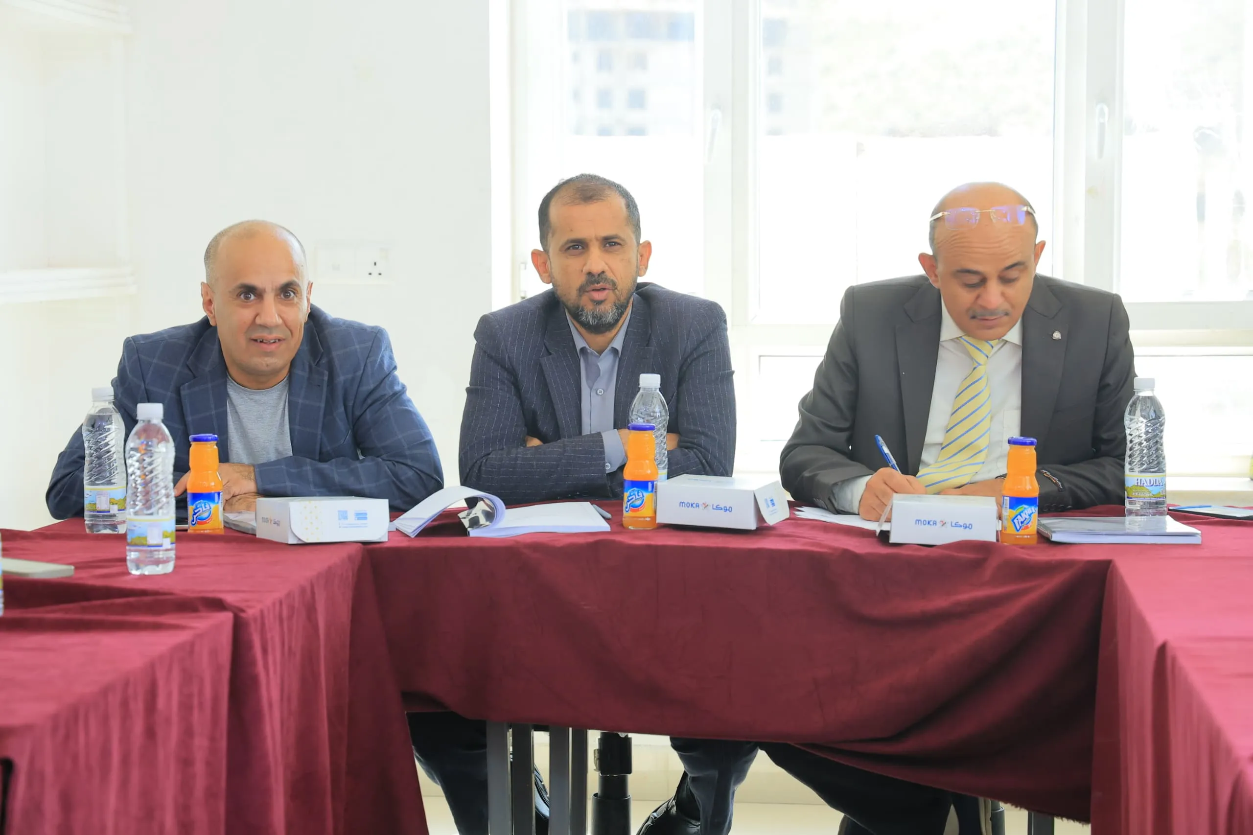 في مواجهة أخطر تهديدات العصر الرقمي.. طلبة أمن المعلومات بالجامعة الإماراتية يناقشون مشروعاً نوعياً حول “التزييف العميق والهندسة الاجتماعية 2.0”