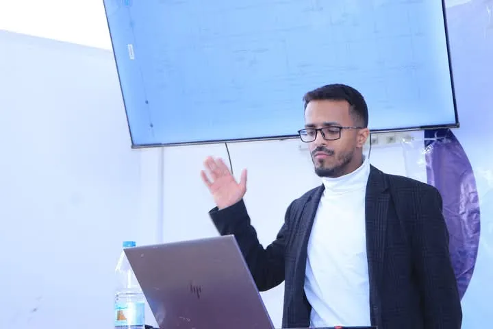 منصة "مدارس".. مشروع تخرج ذكي يعيد رسم مستقبل التعليم الرقمي ويجسد تميز مخرجات الجامعة الإماراتية الدولية