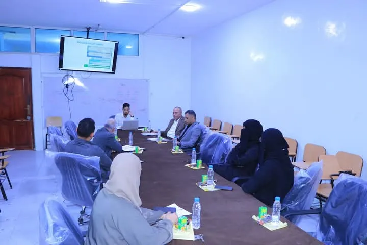 عمادة الدراسات العليا تناقش خطة بحث ماجستير حول الحوكمة الصحية ودورها في تحسين جودة الخدمات بالمستشفيات اليمنية