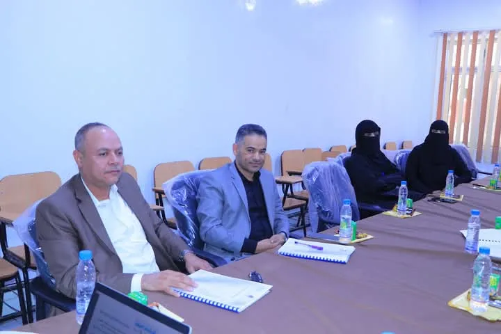 عمادة الدراسات العليا تناقش خطة بحث ماجستير حول الحوكمة الصحية ودورها في تحسين جودة الخدمات بالمستشفيات اليمنية