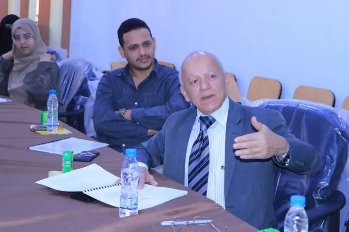 عمادة الدراسات العليا تناقش خطة بحث ماجستير حول الحوكمة الصحية ودورها في تحسين جودة الخدمات بالمستشفيات اليمنية