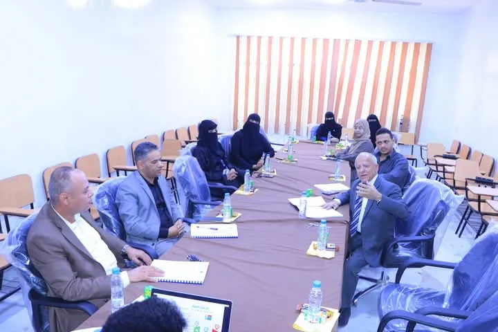عمادة الدراسات العليا تناقش خطة بحث ماجستير حول الحوكمة الصحية ودورها في تحسين جودة الخدمات بالمستشفيات اليمنية
