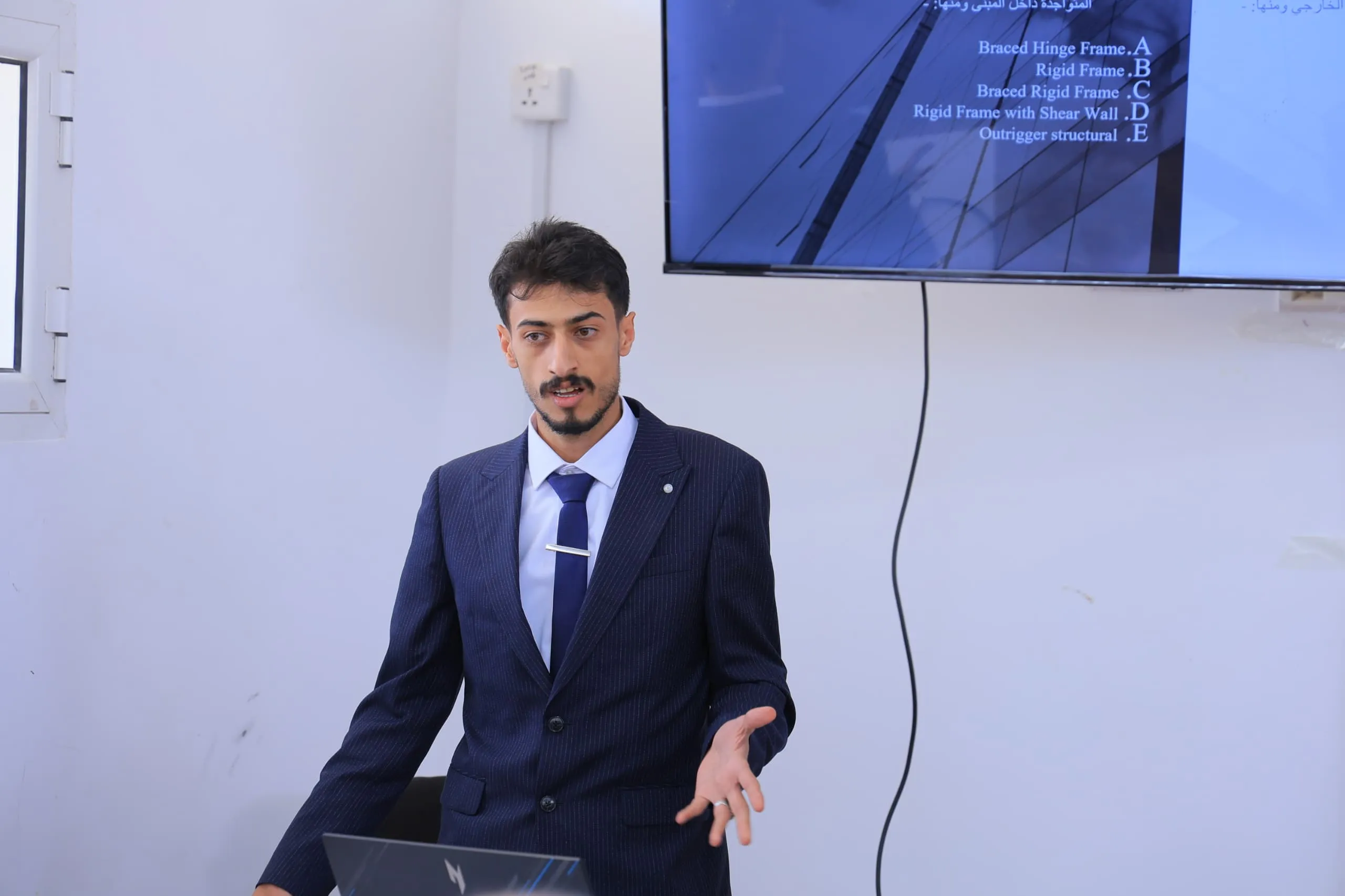 حين تتحول الأفكار إلى معالم حضارية.. طلاب الهندسة المدنية بالجامعة الإماراتية يبتكرون برج الأعمال المستقبلي “AXIS BUSINESS TOWER”