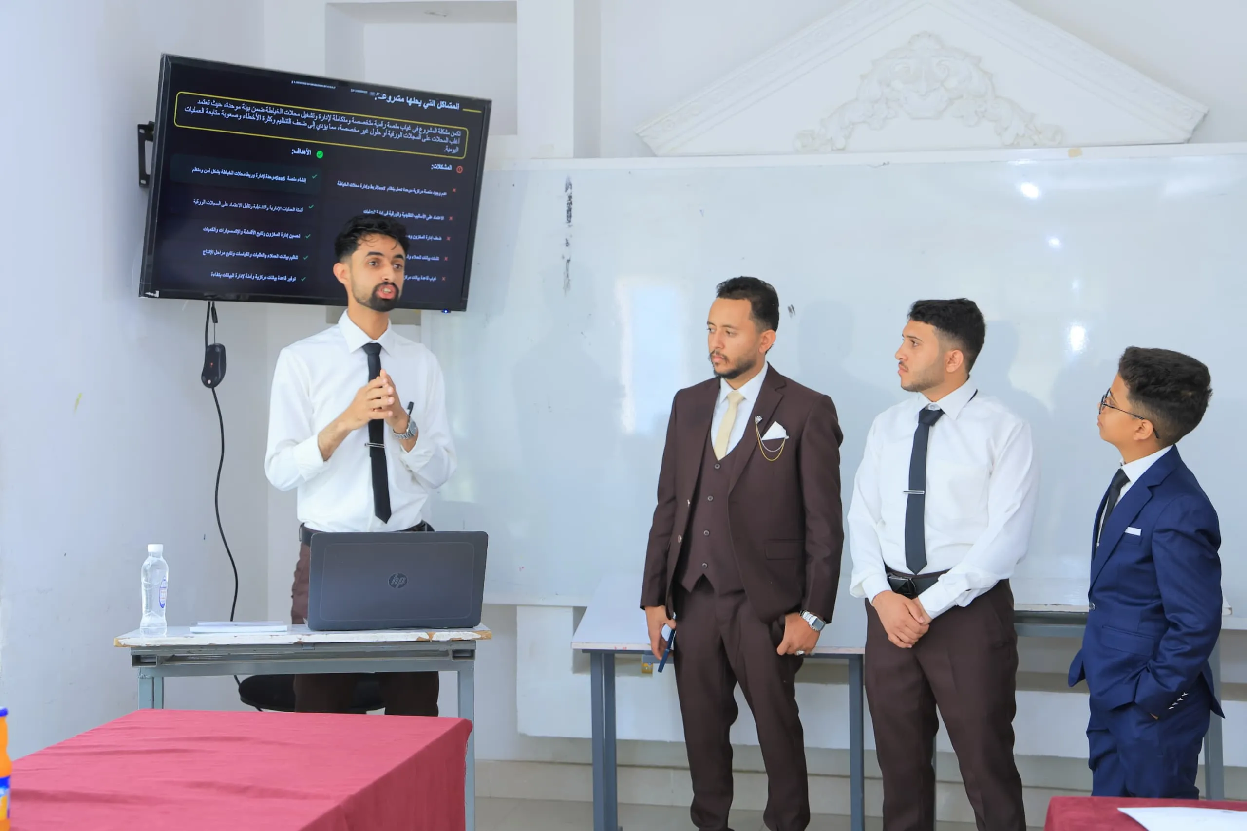 من خيوط الحرفة إلى حلول التقنية الذكية.. طلبة الجامعة الإماراتية يبتكرون منصة رقمية لإدارة محلات الخياطة باحترافية عالية