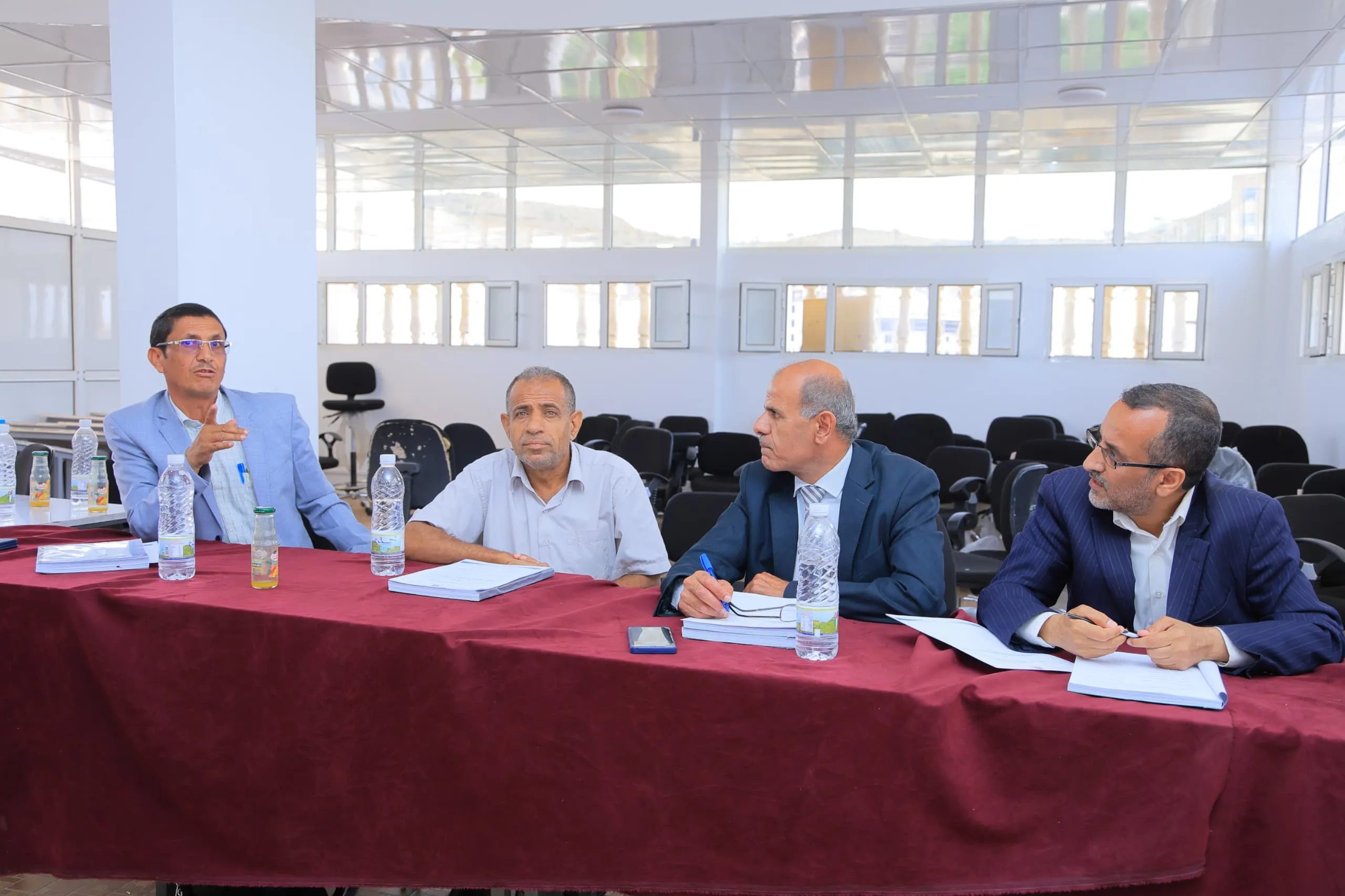 ابتكار هندسي واعد يعزز مستقبل الطاقة في اليمن.. طلبة هندسة النفط والغاز بالجامعة الإماراتية يناقشون مشروعاً نوعياً لتحسين الإنتاج النفطي في حقل جوداه بحوض سيئون – المسيلة