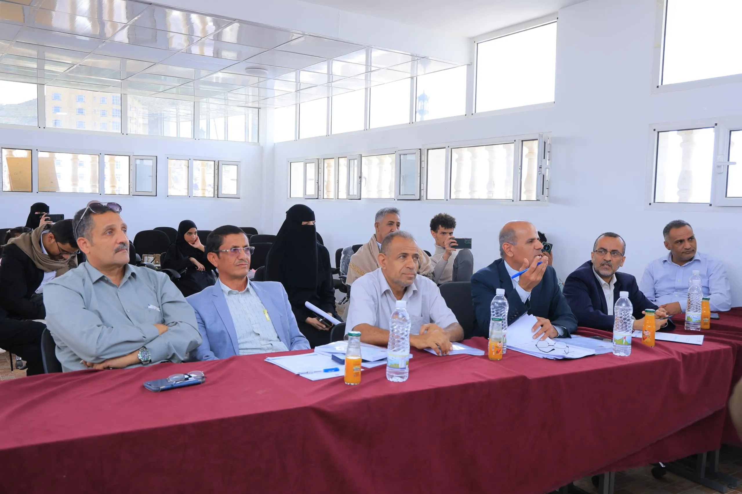 ابتكار هندسي واعد يعزز مستقبل الطاقة في اليمن.. طلبة هندسة النفط والغاز بالجامعة الإماراتية يناقشون مشروعاً نوعياً لتحسين الإنتاج النفطي في حقل جوداه بحوض سيئون – المسيلة