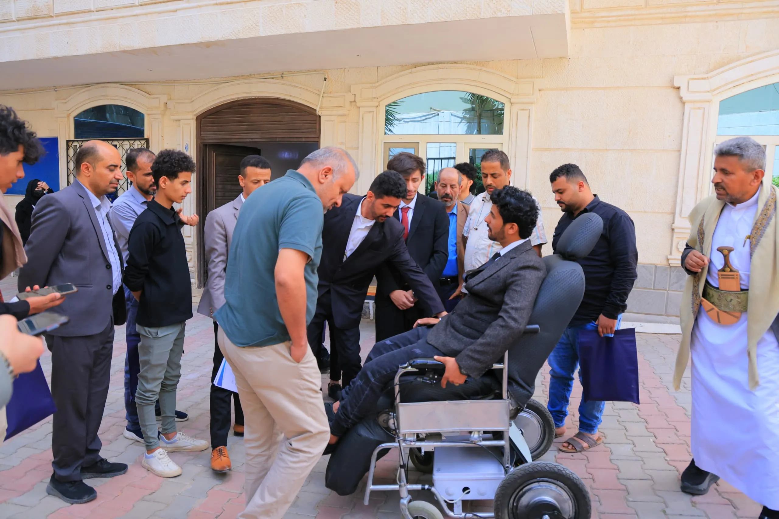إبتكار هندسي واعد من طلبة الجامعة الإماراتية الدولية.. مشروع تخرج يطوّر كرسياً كهربائياً متعدد الوظائف لخدمة الأشخاص ذوي الإعاقة