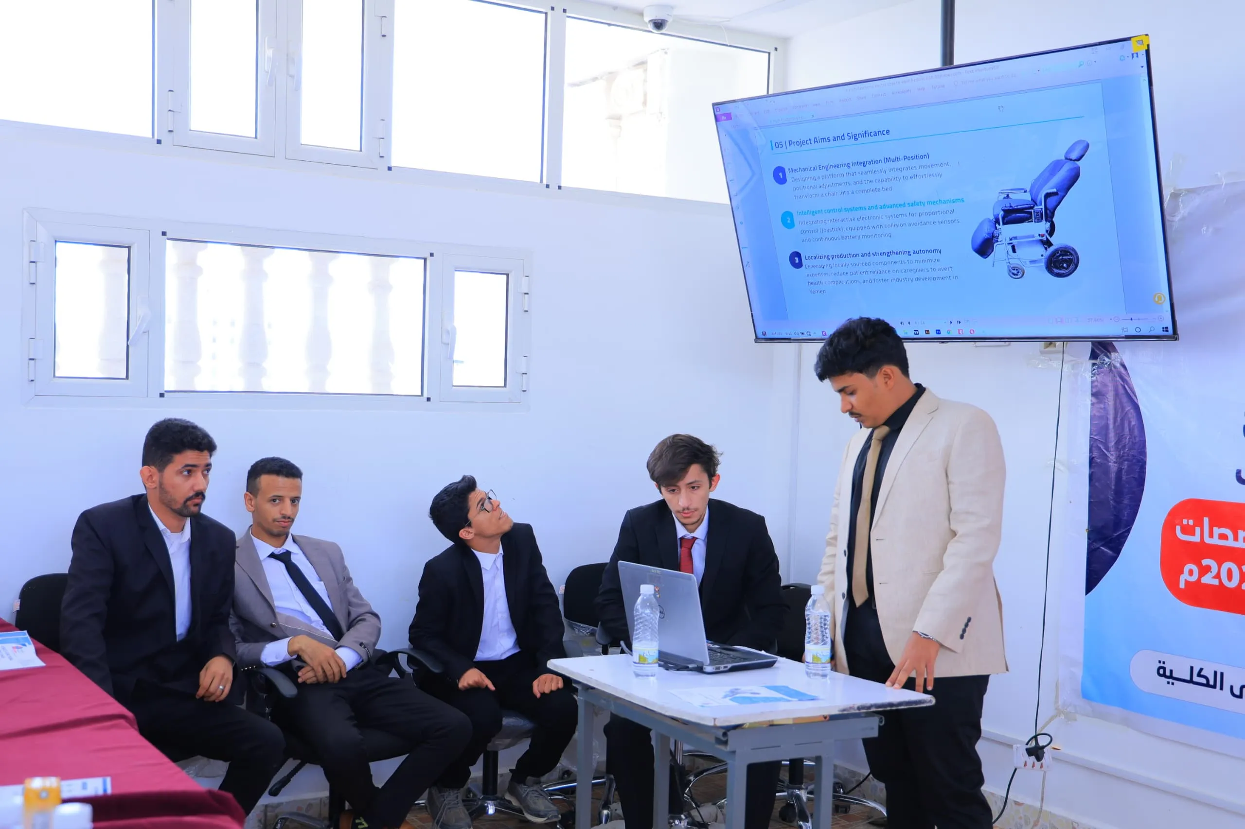 إبتكار هندسي واعد من طلبة الجامعة الإماراتية الدولية.. مشروع تخرج يطوّر كرسياً كهربائياً متعدد الوظائف لخدمة الأشخاص ذوي الإعاقة