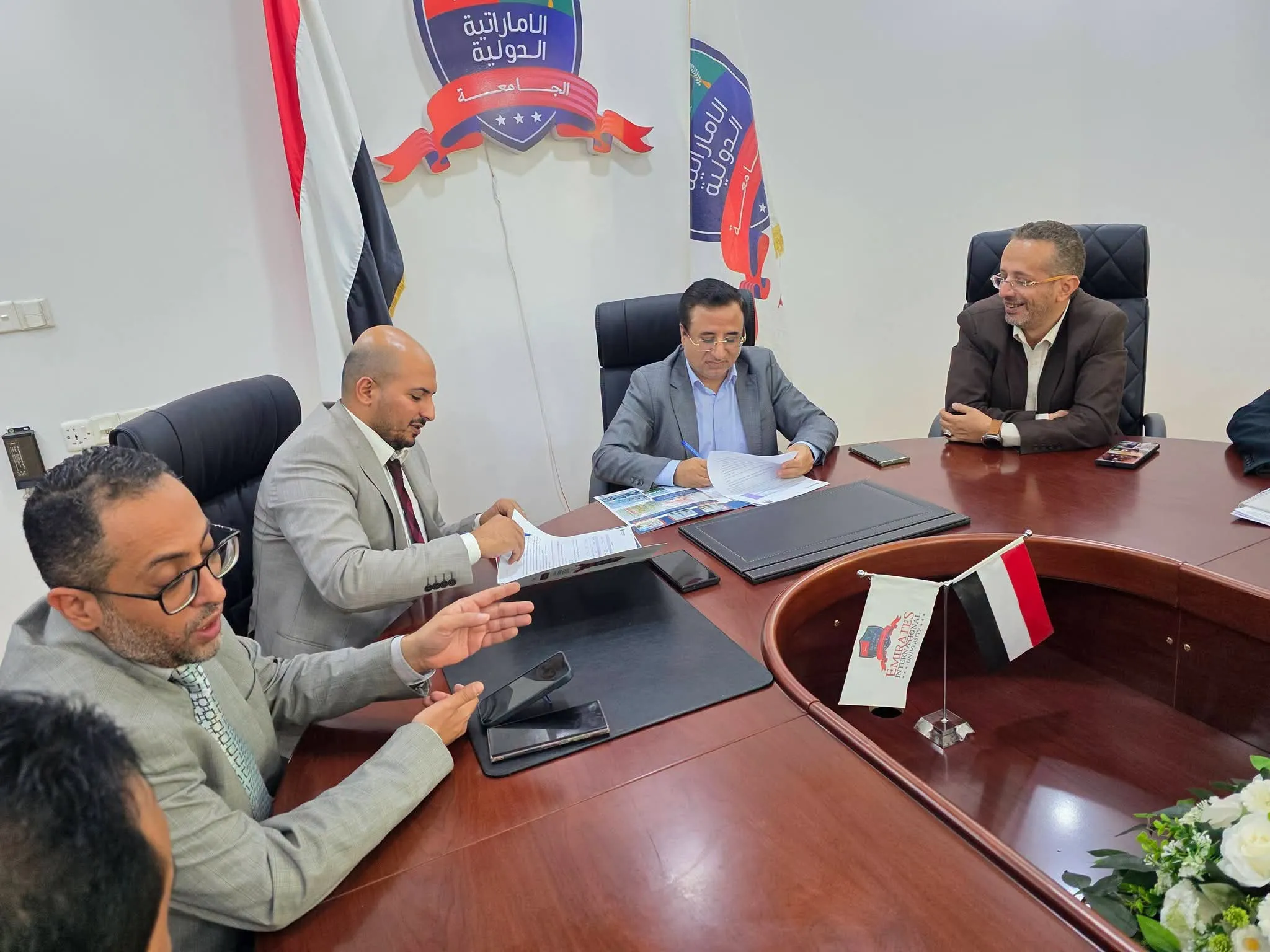 الجامعة الإماراتية الدولية و"ديب سايفر" توقعان اتفاقية شراكة لتأهيل الكفاءات في الأمن السيبراني وتقنية المعلومات