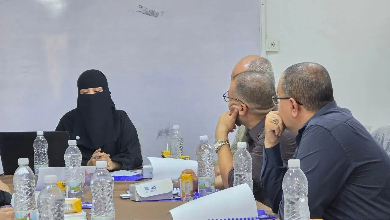 كلية العلوم الإدارية والمالية بالجامعة الإماراتية الدولية تناقش خطة بحث ماجستير حول الوضوح الاستراتيجي والأداء الإبداعي