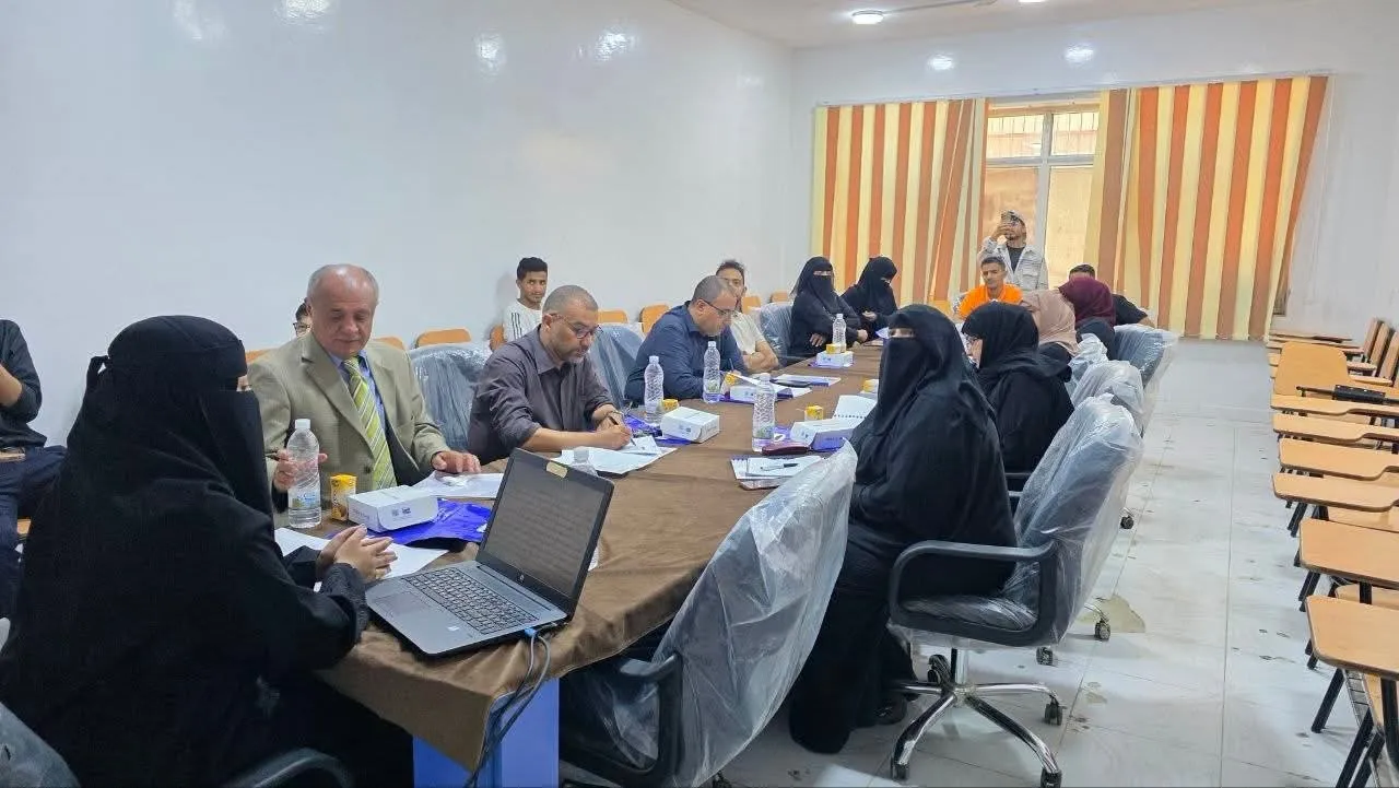 كلية العلوم الإدارية والمالية بالجامعة الإماراتية الدولية تناقش خطة بحث ماجستير حول الوضوح الاستراتيجي والأداء الإبداعي