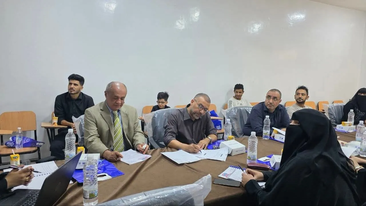 كلية العلوم الإدارية والمالية بالجامعة الإماراتية الدولية تناقش خطة بحث ماجستير حول الوضوح الاستراتيجي والأداء الإبداعي