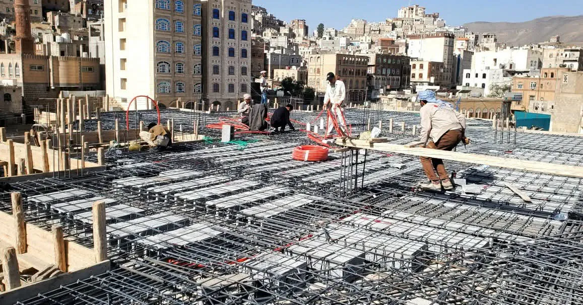 من مقاعد الدراسة إلى أولى الإنجازات المهنية  قصة نجاح طالب