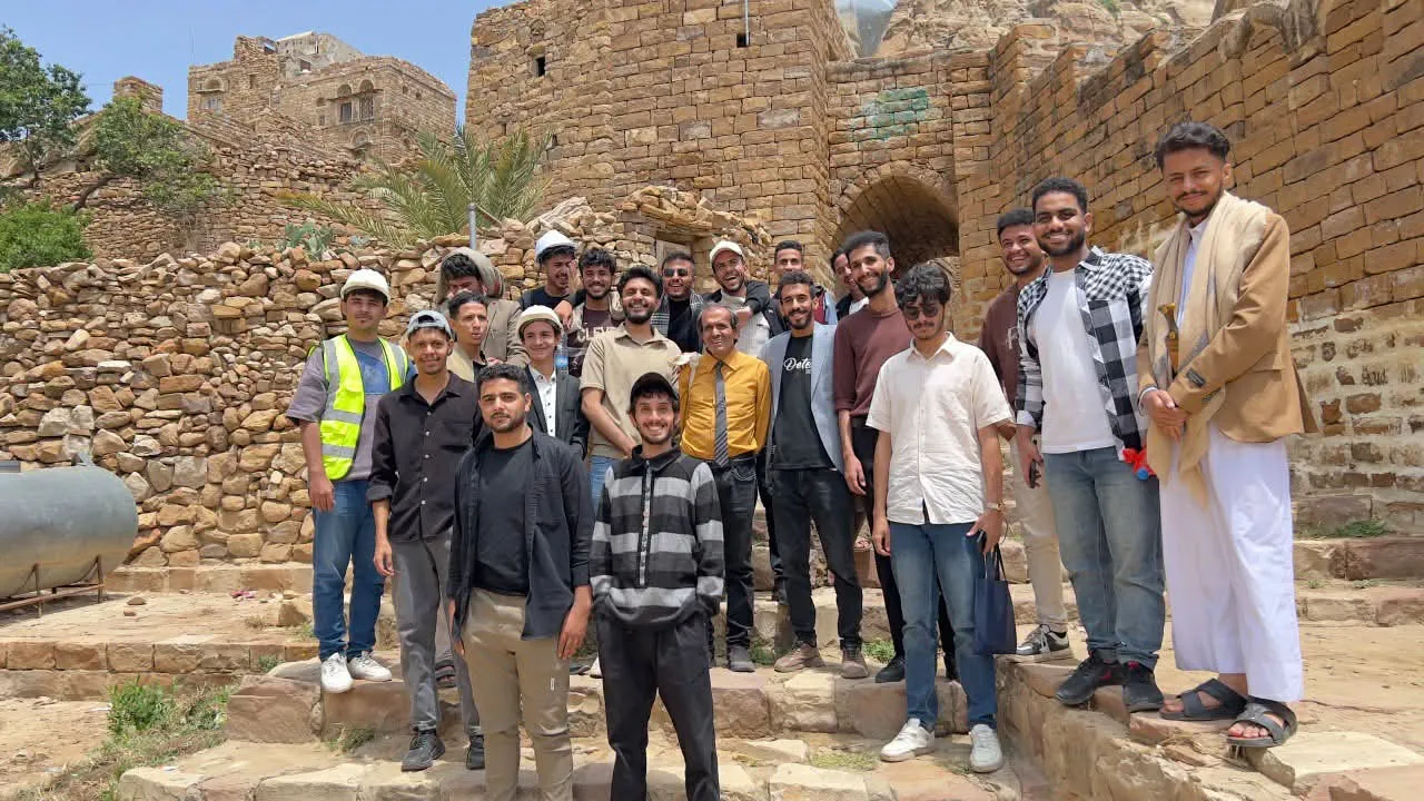 زيارة علمية لطلاب قسم الهندسة المعمارية المستوى الرابع إلى مدينة ثلاء التاريخية.