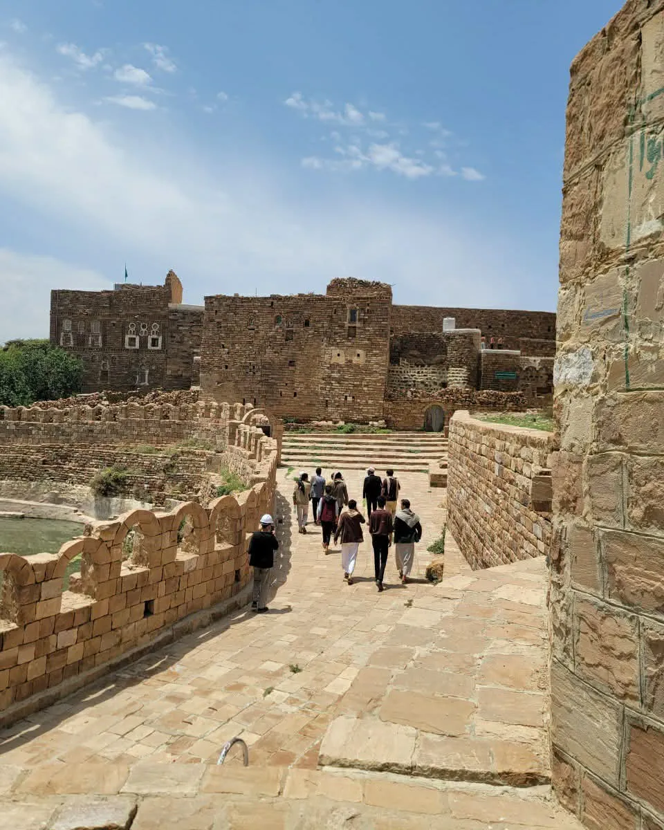 زيارة علمية لطلاب قسم الهندسة المعمارية المستوى الرابع إلى مدينة ثلاء التاريخية.