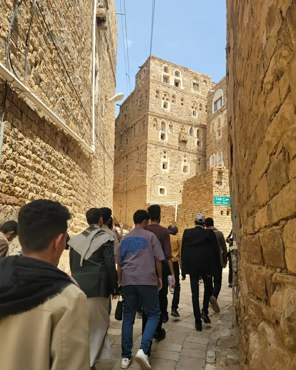 زيارة علمية لطلاب قسم الهندسة المعمارية المستوى الرابع إلى مدينة ثلاء التاريخية.