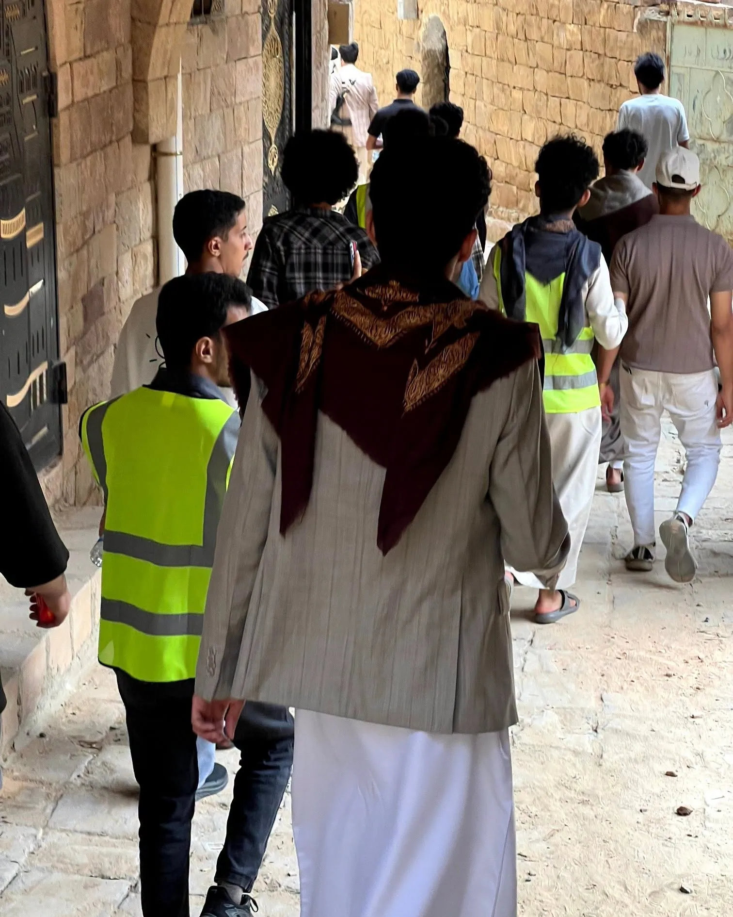 طلبة الهندسة المعمارية المستوى الثالث بالجامعة يستكشفون أسرار الحفاظ على مدينة ثلاء التاريخية.