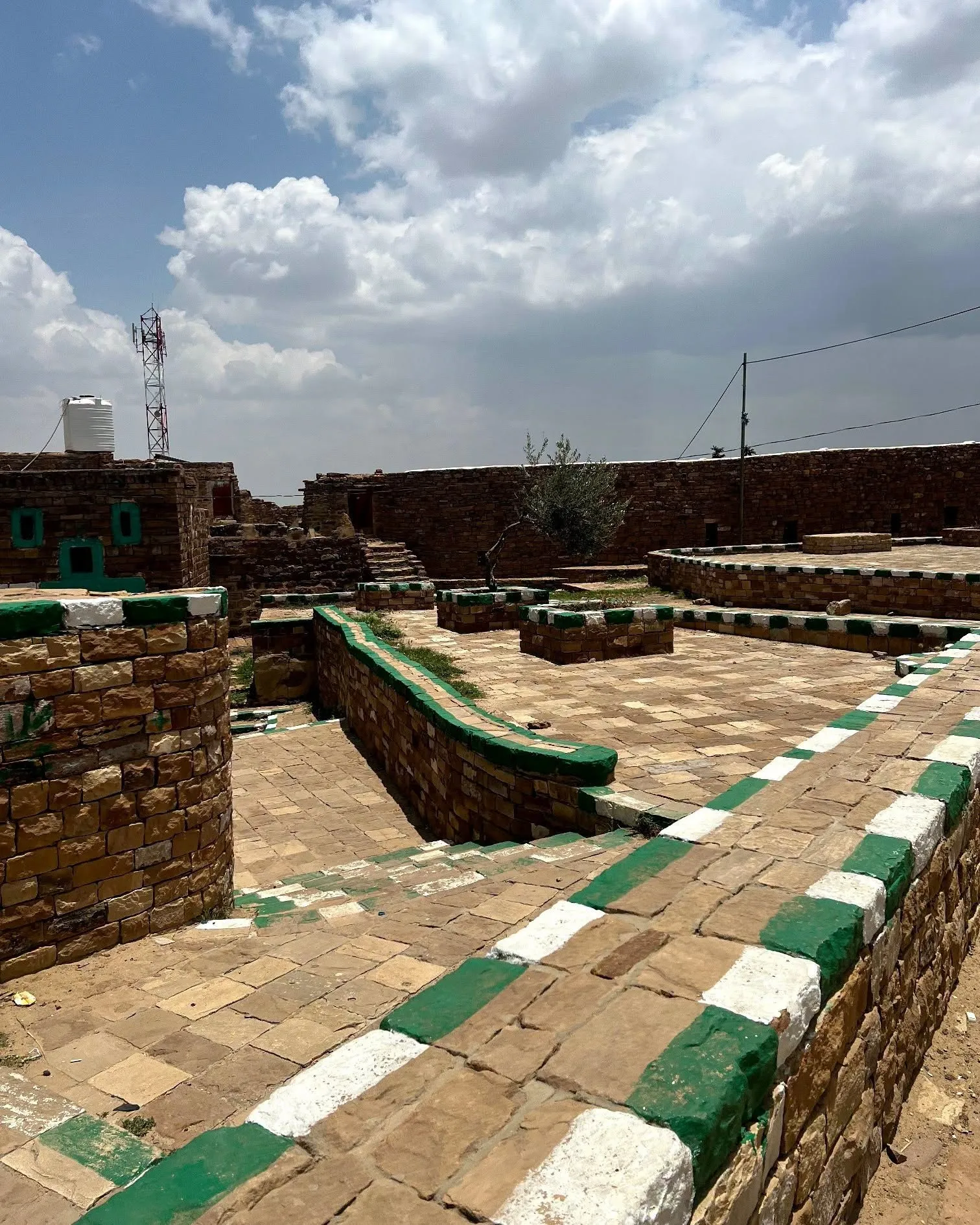 طلبة الهندسة المعمارية المستوى الثالث بالجامعة يستكشفون أسرار الحفاظ على مدينة ثلاء التاريخية.