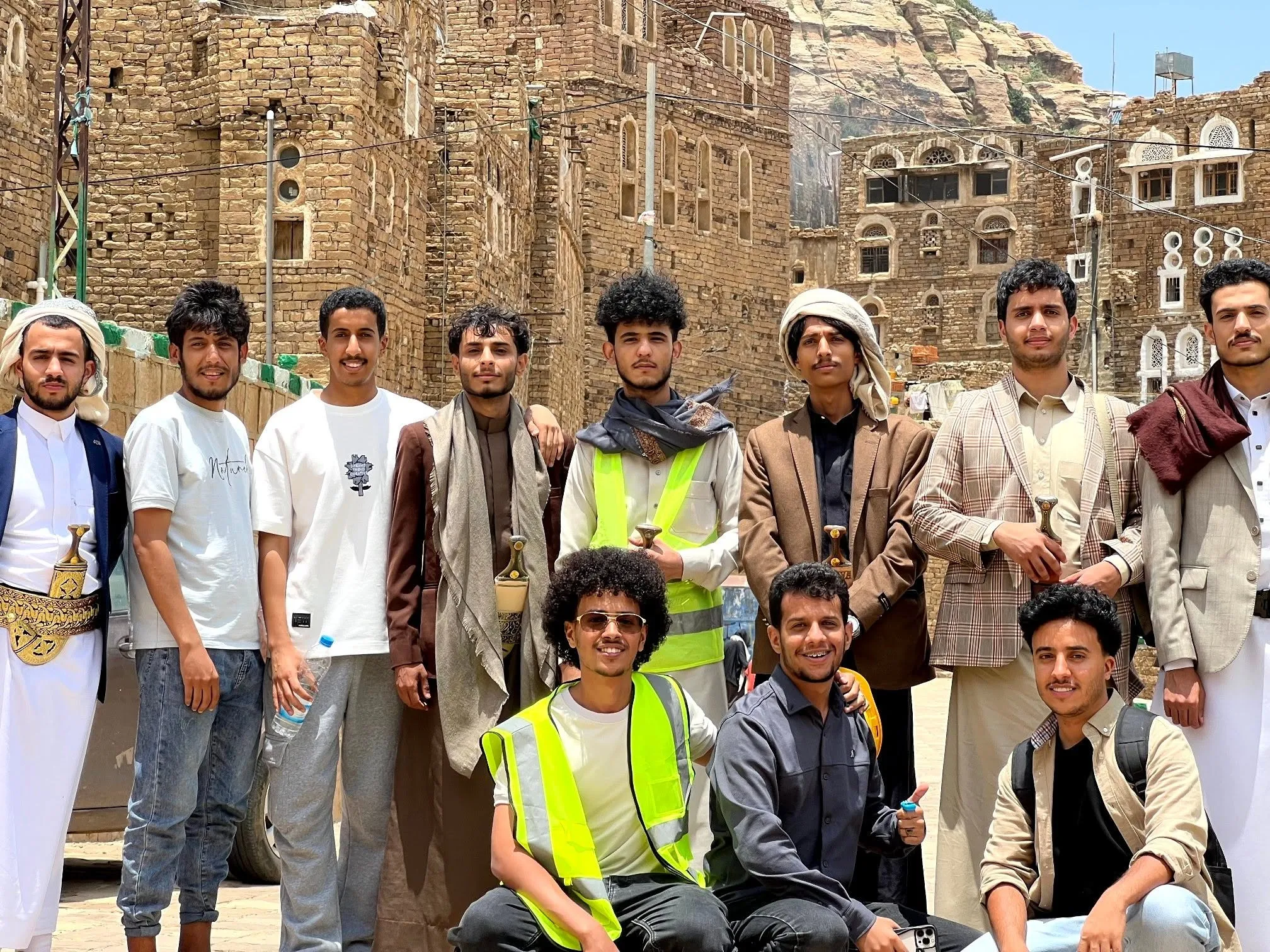 طلبة الهندسة المعمارية المستوى الثالث بالجامعة يستكشفون أسرار الحفاظ على مدينة ثلاء التاريخية.