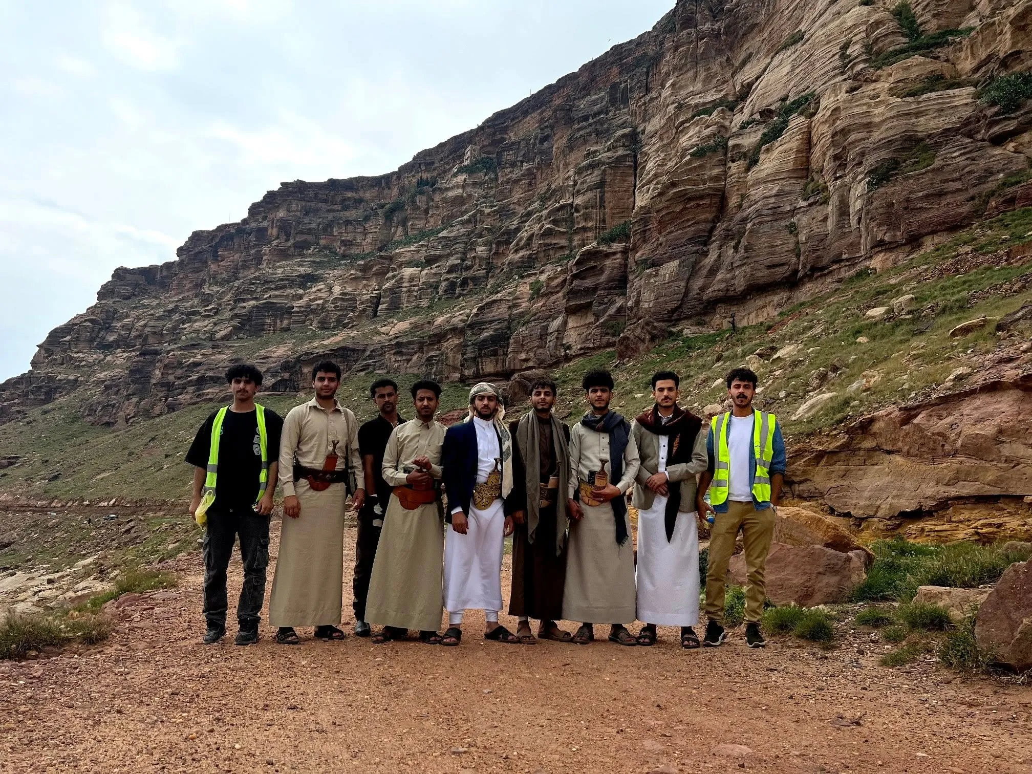 طلبة الهندسة المعمارية المستوى الثالث بالجامعة يستكشفون أسرار الحفاظ على مدينة ثلاء التاريخية.