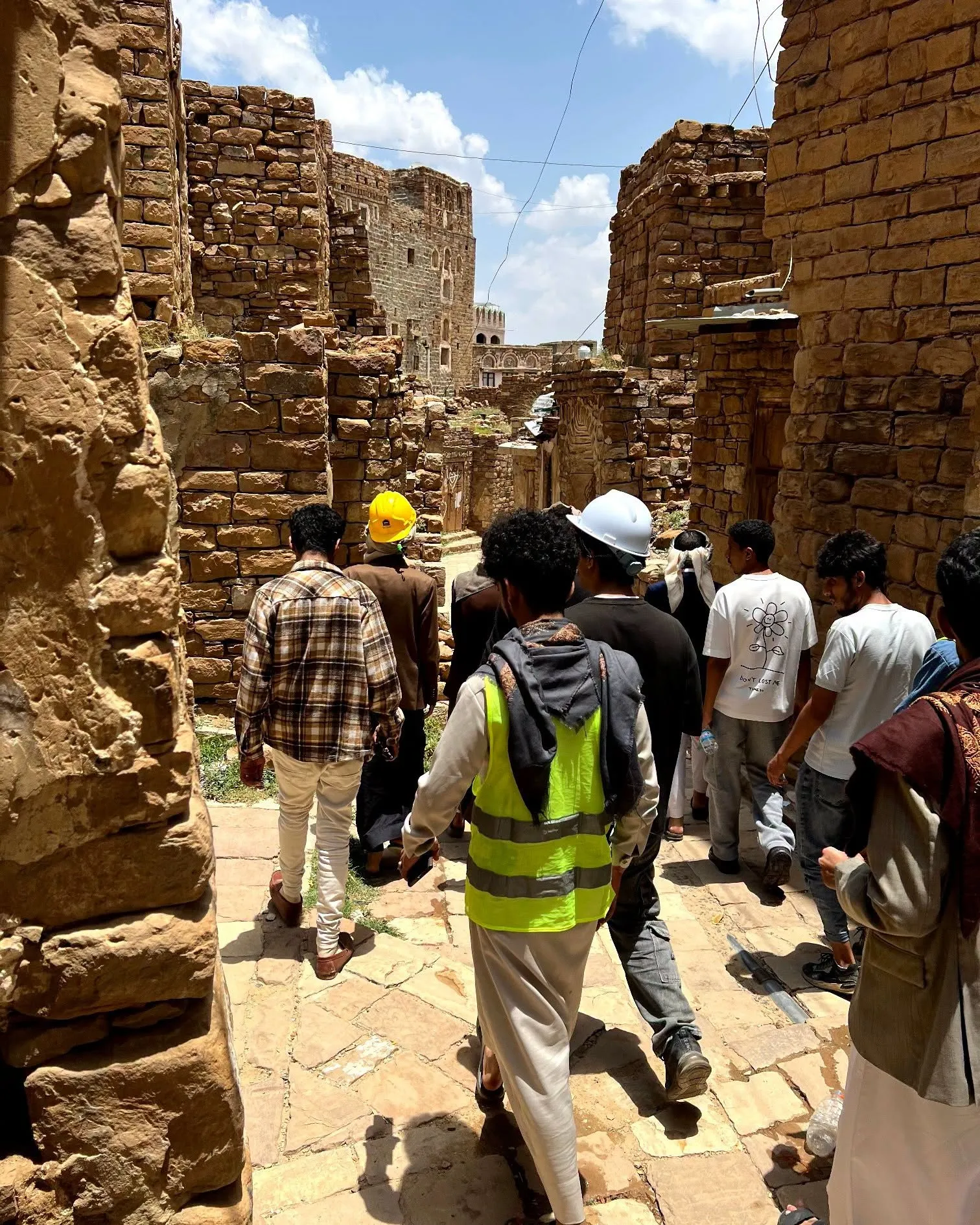 طلبة الهندسة المعمارية المستوى الثالث بالجامعة يستكشفون أسرار الحفاظ على مدينة ثلاء التاريخية.