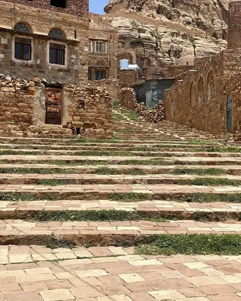 طلبة الهندسة المعمارية المستوى الثالث بالجامعة يستكشفون أسرار الحفاظ على مدينة ثلاء التاريخية.