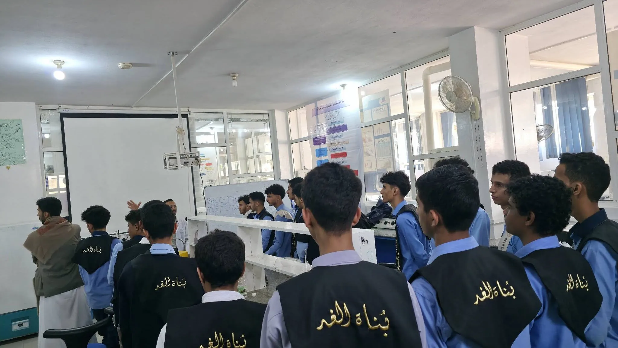 رحلة استكشاف أكاديمي: طلاب مدارس قادة المستقبل يتعرفون على بيئة التميّز في الجامعة الإماراتية الدولية