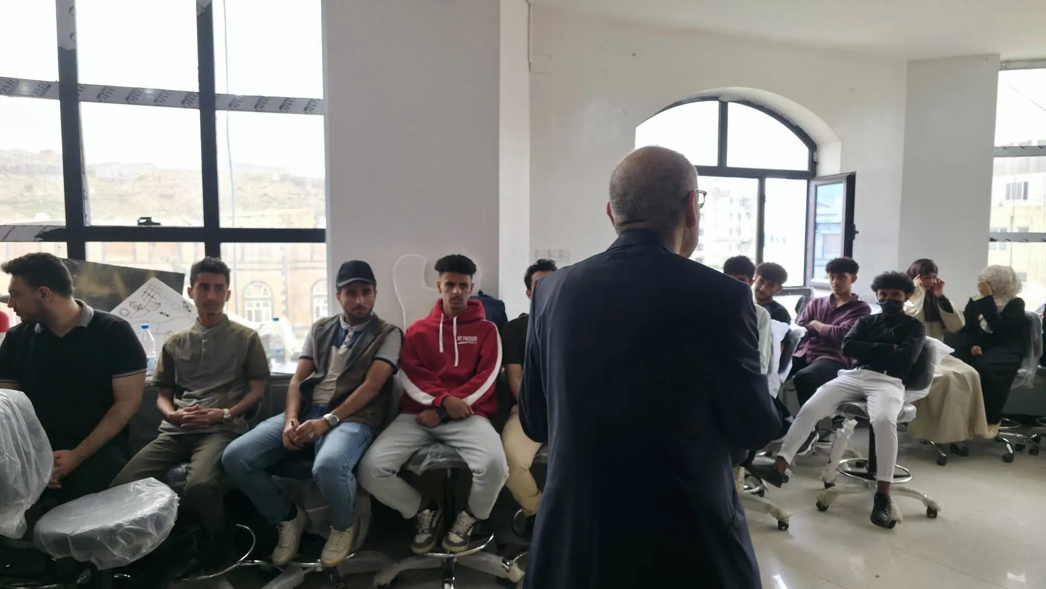 كلية طب الأسنان تستقبل طلبة المستوى الأول وتسلّمهم مستلزمات التدريب العملي