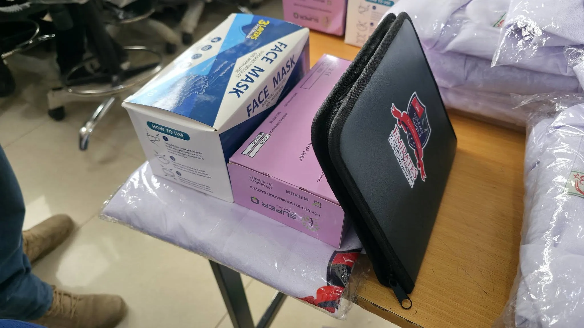 كلية طب الأسنان تستقبل طلبة المستوى الأول وتسلّمهم مستلزمات التدريب العملي