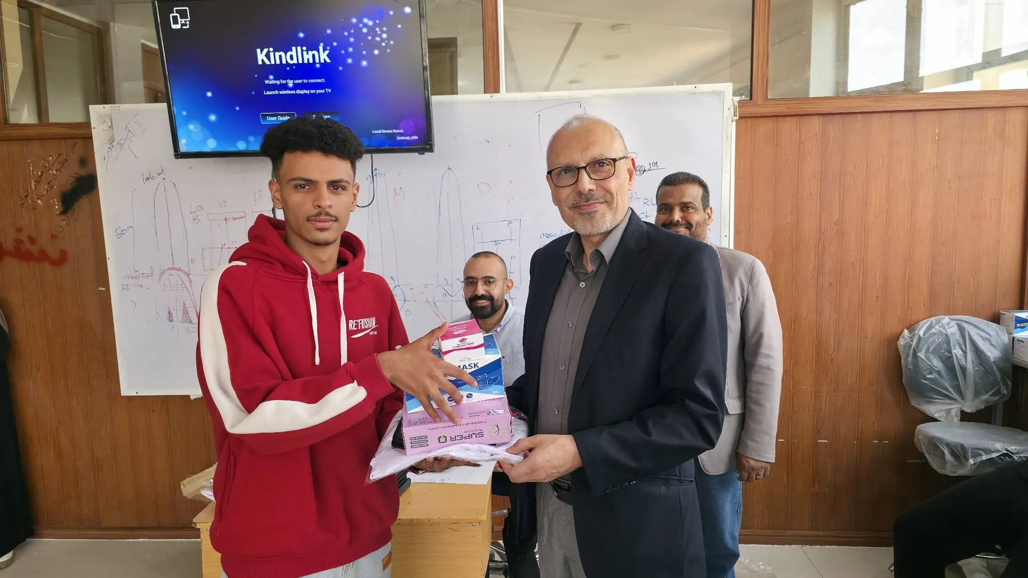 كلية طب الأسنان تستقبل طلبة المستوى الأول وتسلّمهم مستلزمات التدريب العملي