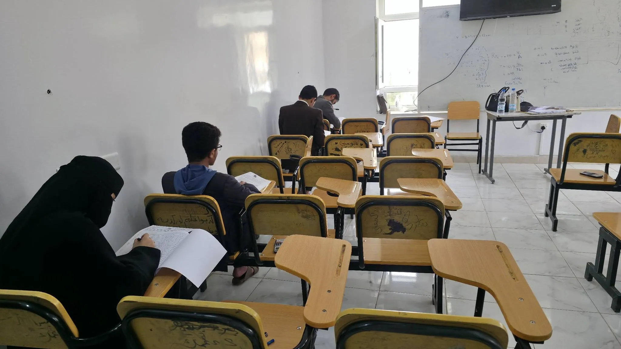رئيس الجامعة الإماراتية الدولية يتفقد سير اختبارات نهاية الفصل الدراسي الاول بكلية الهندسة.