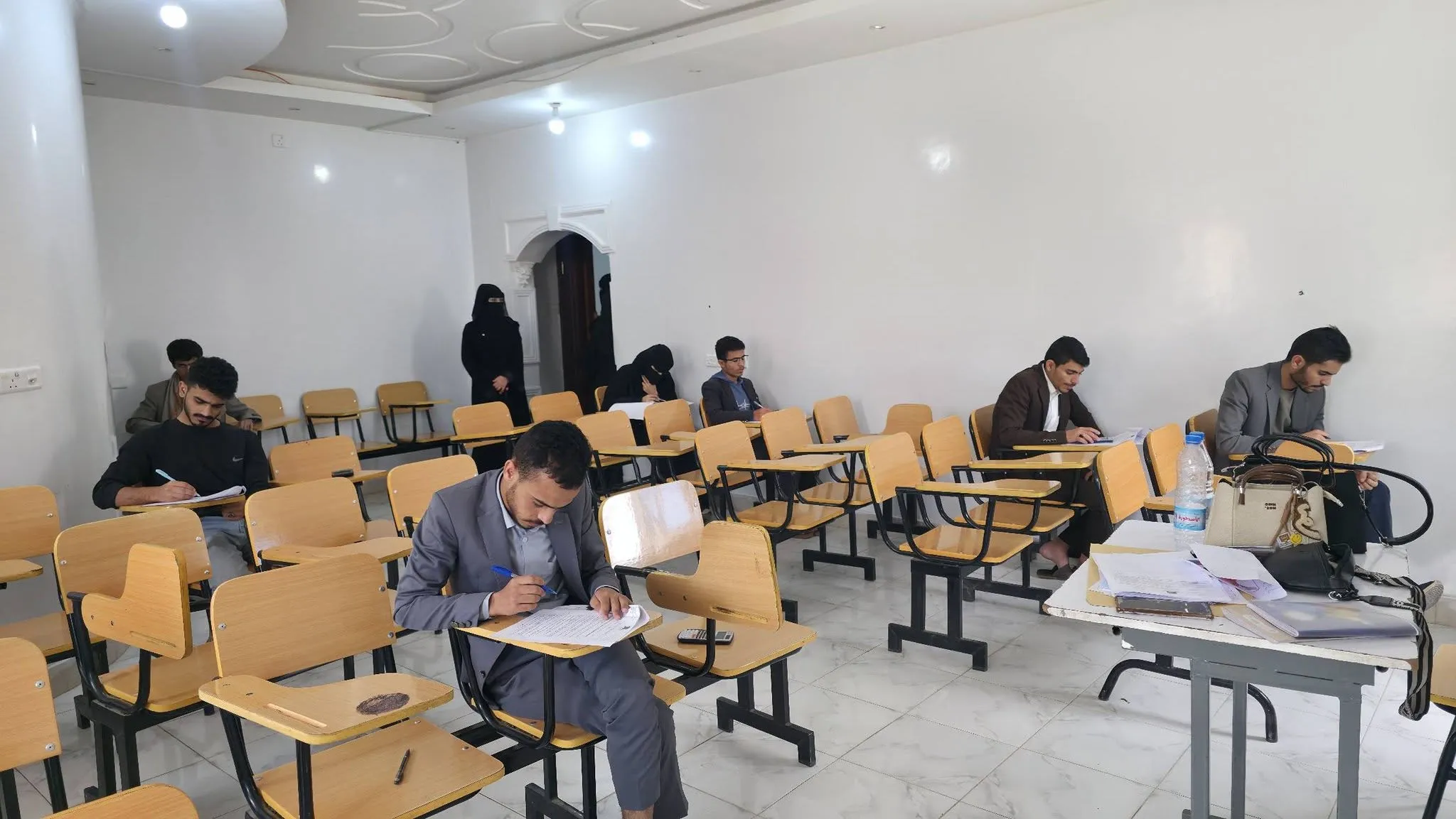 رئيس الجامعة الإماراتية الدولية يتفقد سير اختبارات نهاية الفصل الدراسي الاول بكلية الهندسة.