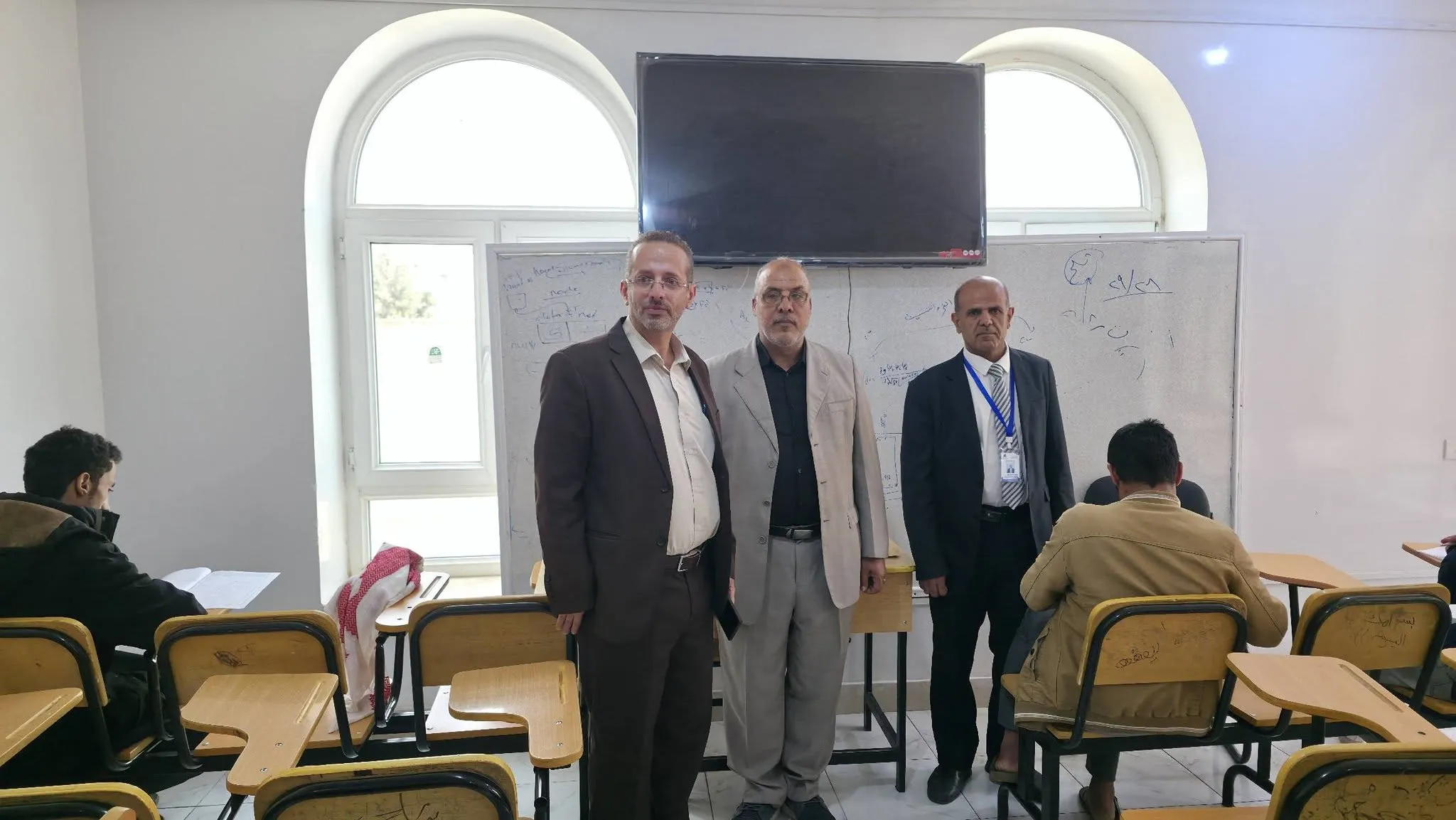 رئيس الجامعة الإماراتية الدولية يتفقد سير اختبارات نهاية الفصل الدراسي الاول بكلية الهندسة.