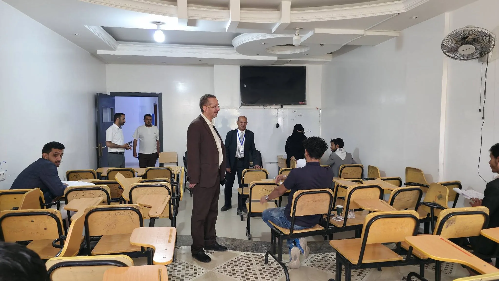 رئيس الجامعة الإماراتية الدولية يتفقد سير اختبارات نهاية الفصل الدراسي الاول بكلية الهندسة.
