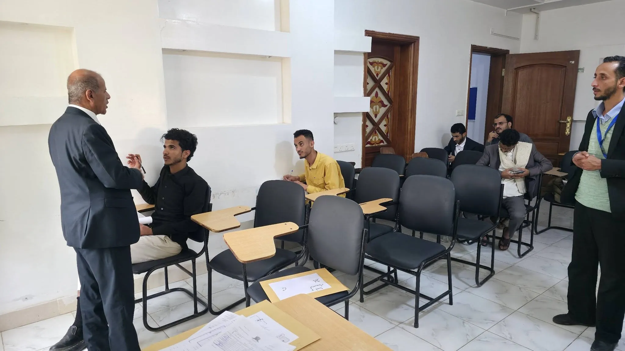 رئيس الجامعة الإماراتية الدولية يتفقد سير اختبارات نهاية الفصل الدراسي الاول بكلية الهندسة.