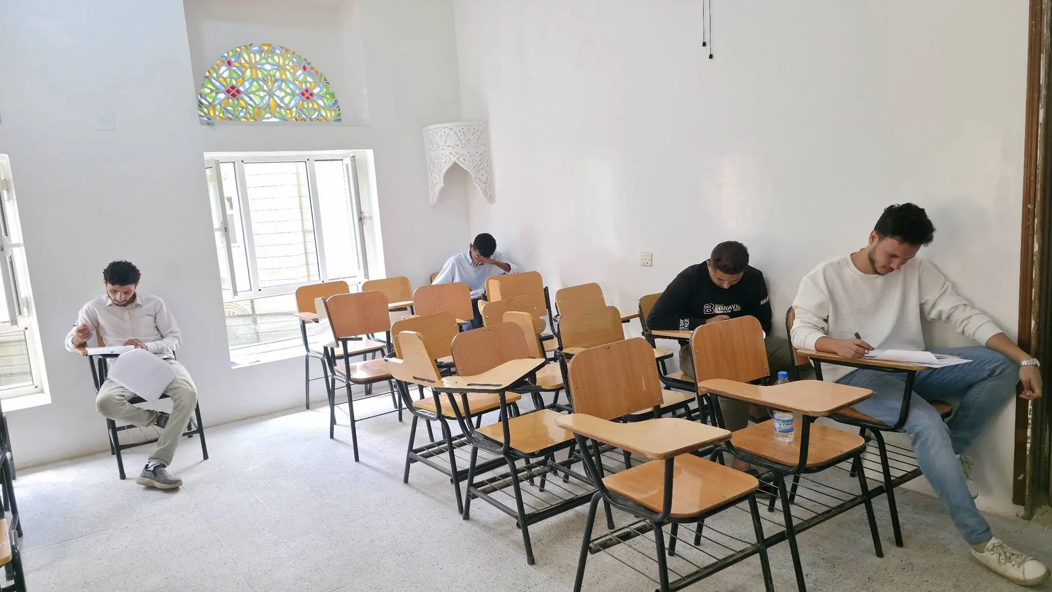 رئيس الجامعة الإماراتية الدولية يتفقد سير اختبارات نهاية الفصل الدراسي الاول بكلية الهندسة.