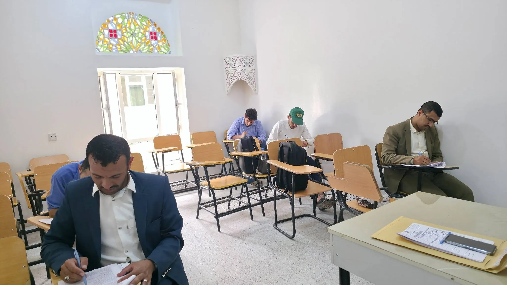 رئيس الجامعة الإماراتية الدولية يتفقد سير اختبارات نهاية الفصل الدراسي الاول بكلية الهندسة.